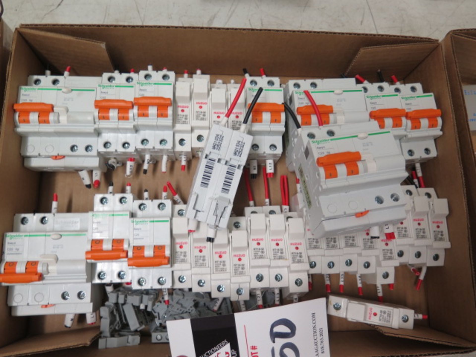 Schneider Easy8 C25 EA9AN2C25 Circuit Breakers (12) and Huzuo RT18-32 10X38 500V G3/T13539.2 Fuse Bl - Image 2 of 6