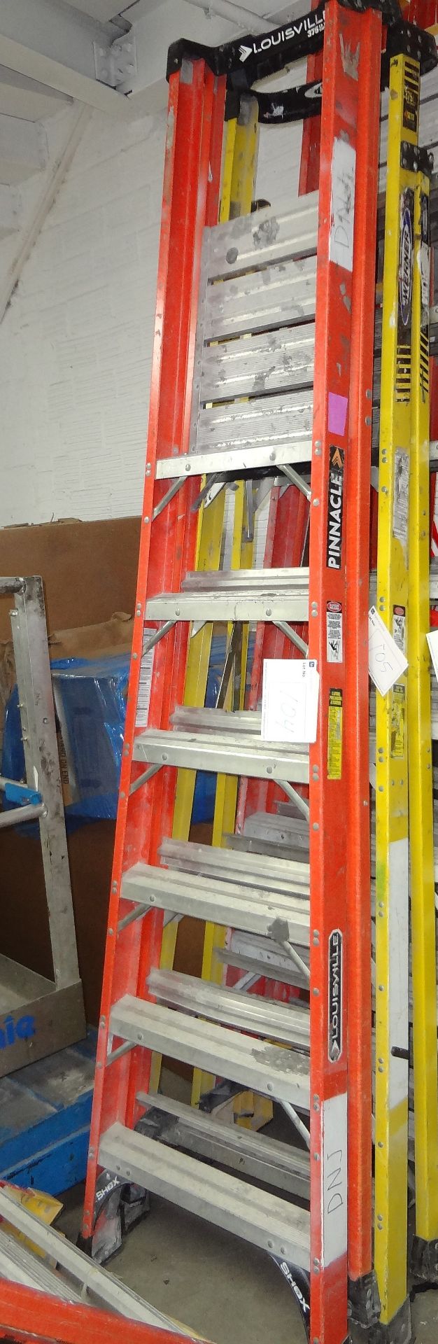 LOUISVILLE PINNACLE 6' FIBERGLASS LADDER