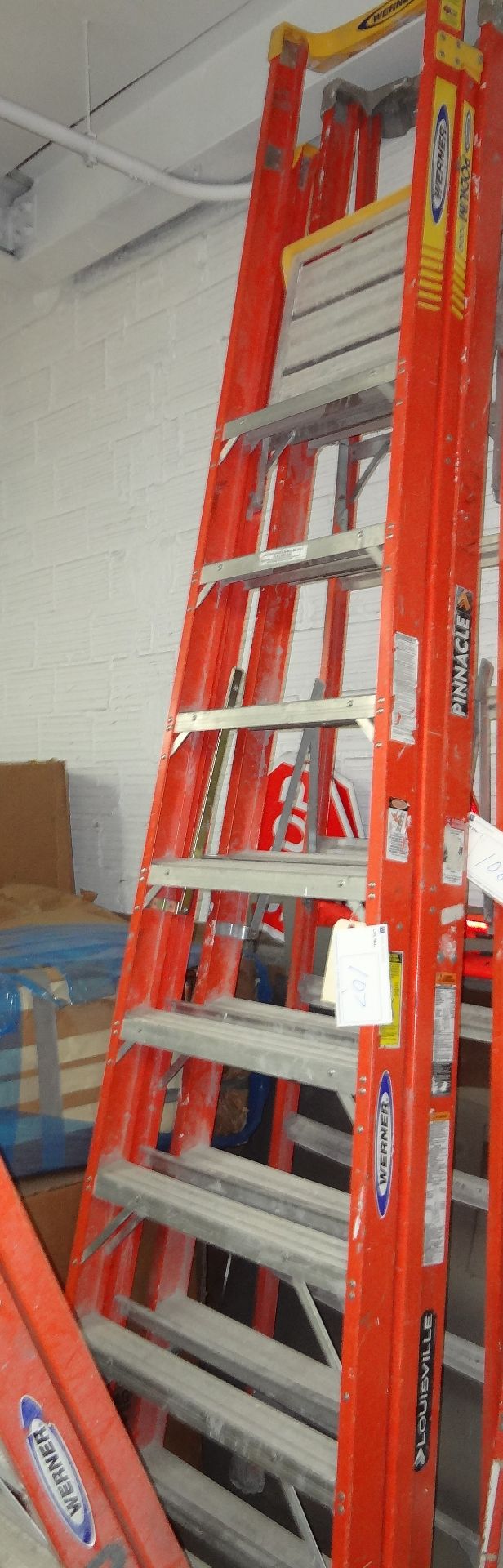 WERNER 8' FIBERGLASS LADDER