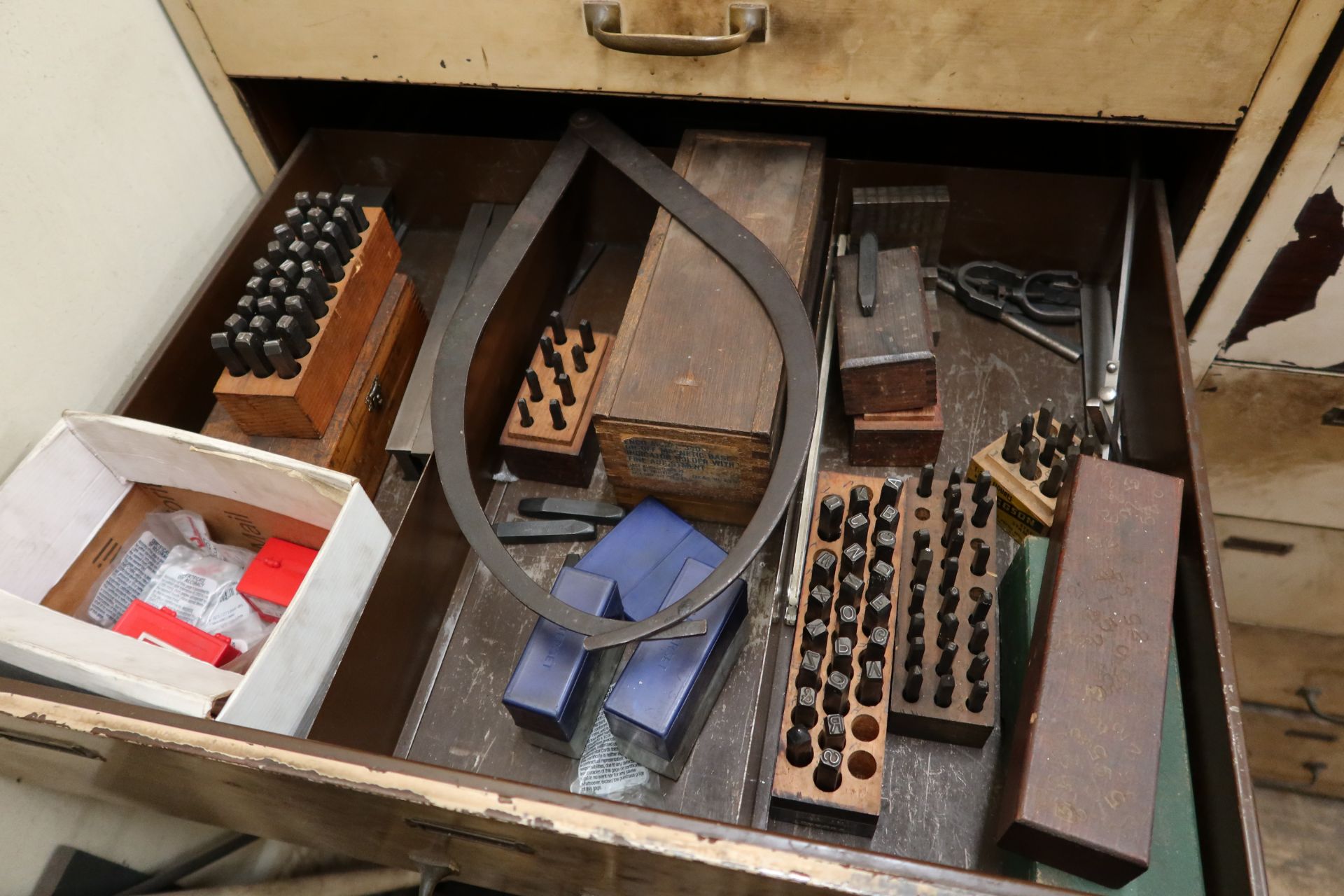 LOT 7 DRAWER TOOL CABINET W/ CONTENTS - Image 4 of 5