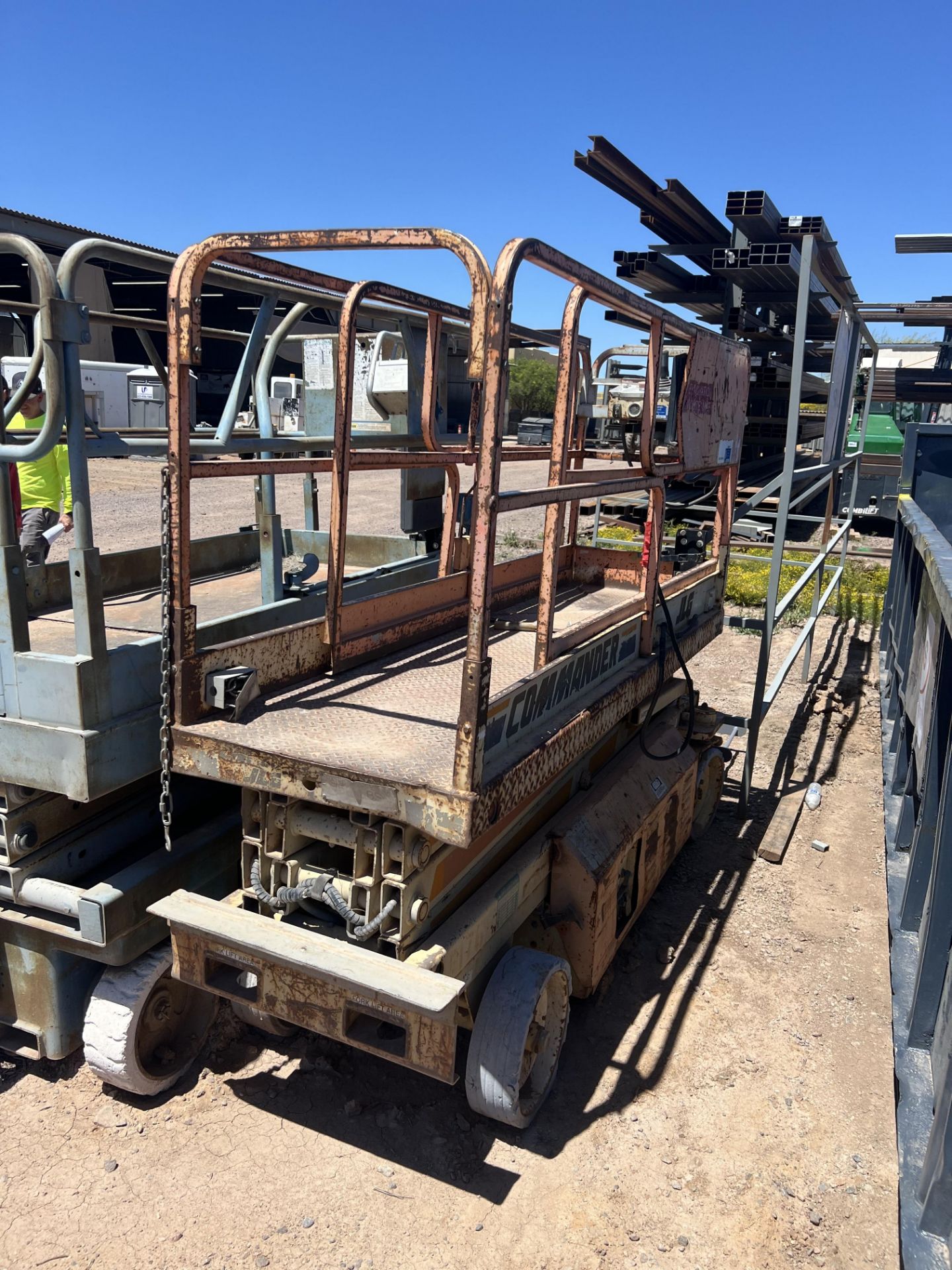 JLG COMMANDER ELECTRIC SCISSOR LIFT, OPERATIONAL UNIT, BUT WILL REQUIRE BATTERIES. (LOCATED IN N. P