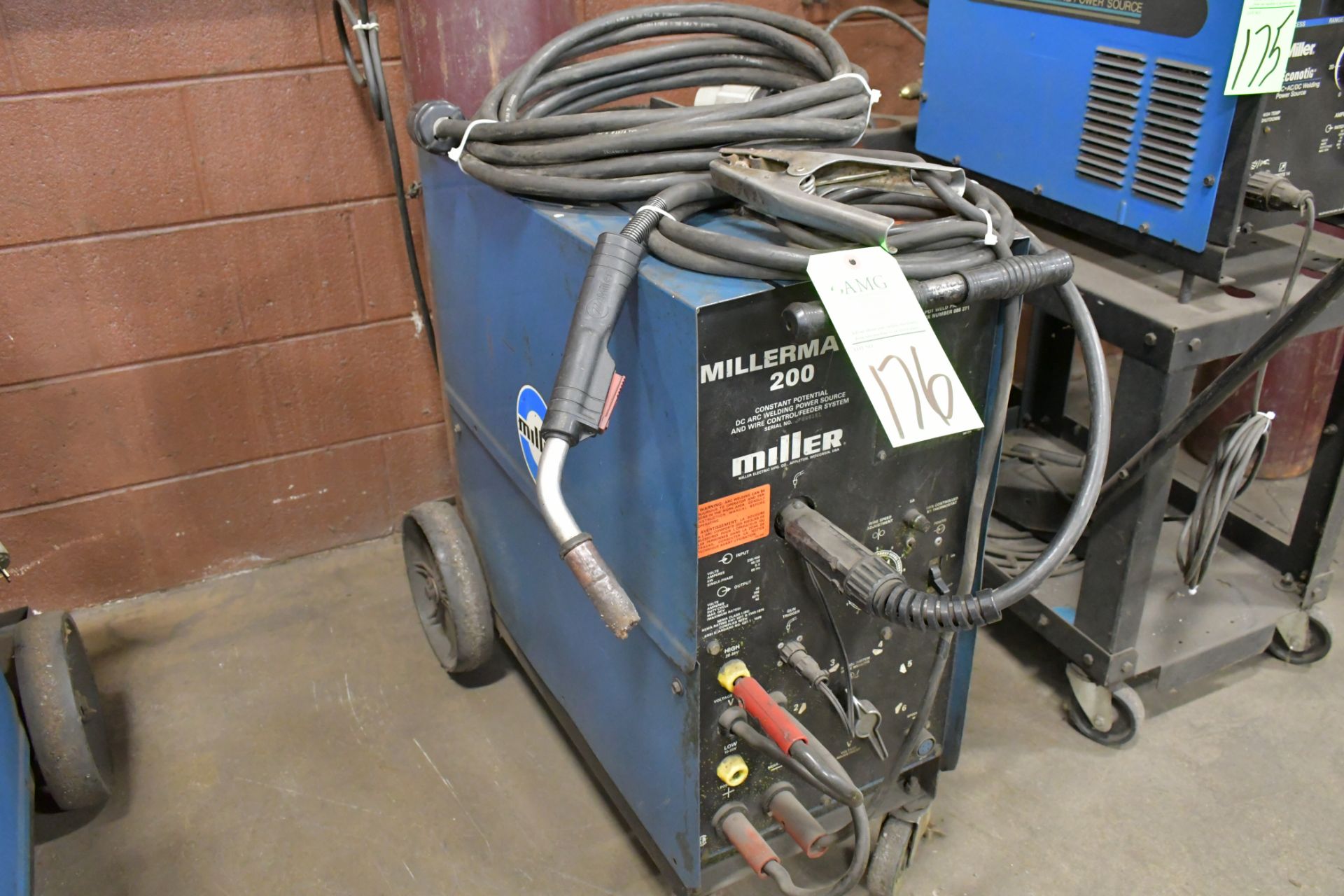 Miller Millermatic 200, 200-Amp Capacity CP DC Wire Feed Mig Welder, S/n JF896161, with Leads, - Bild 2 aus 3