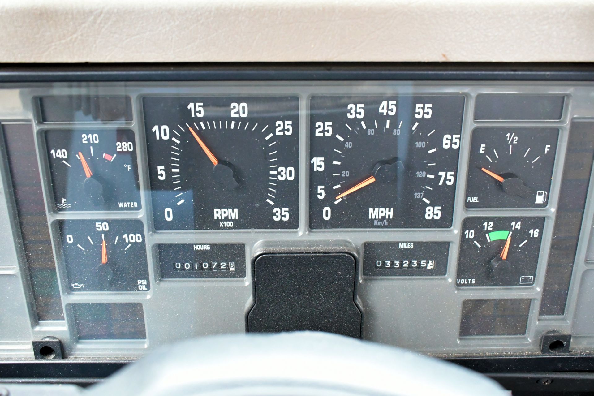 2000 Navistar International Model 4700, 4X2 188" Wheelbase Single Axle Dual Wheeled Flat Bed Stake - Image 10 of 12
