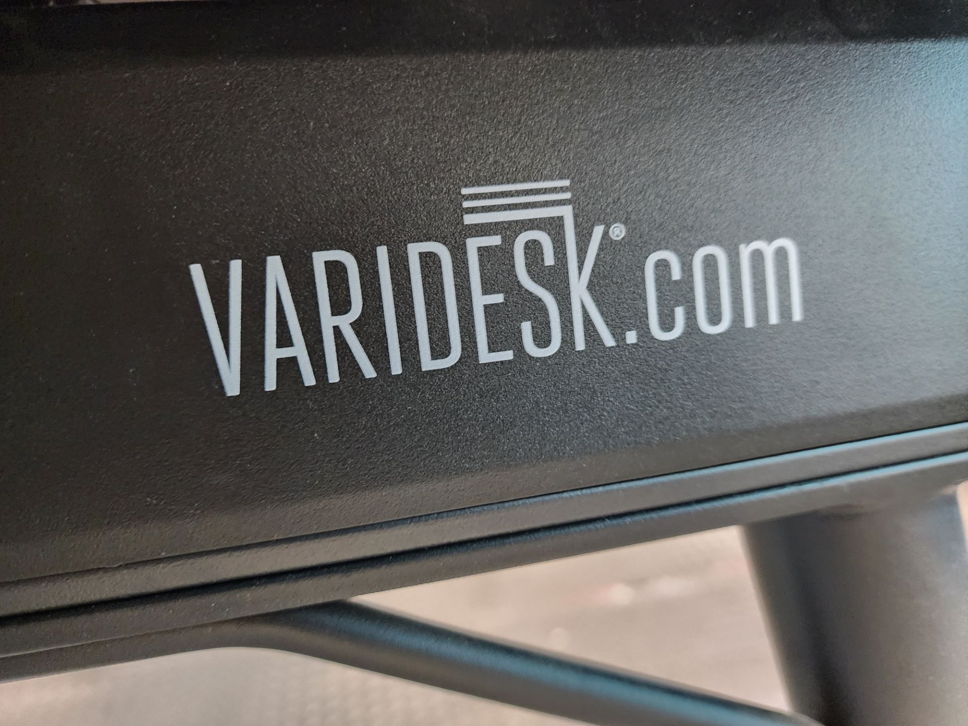 VariDesk Model ProDesk 60 Sit/Stand Desk, Manual Adjustment NOTE: Adjustment Malfunction in Lowest - Image 5 of 9