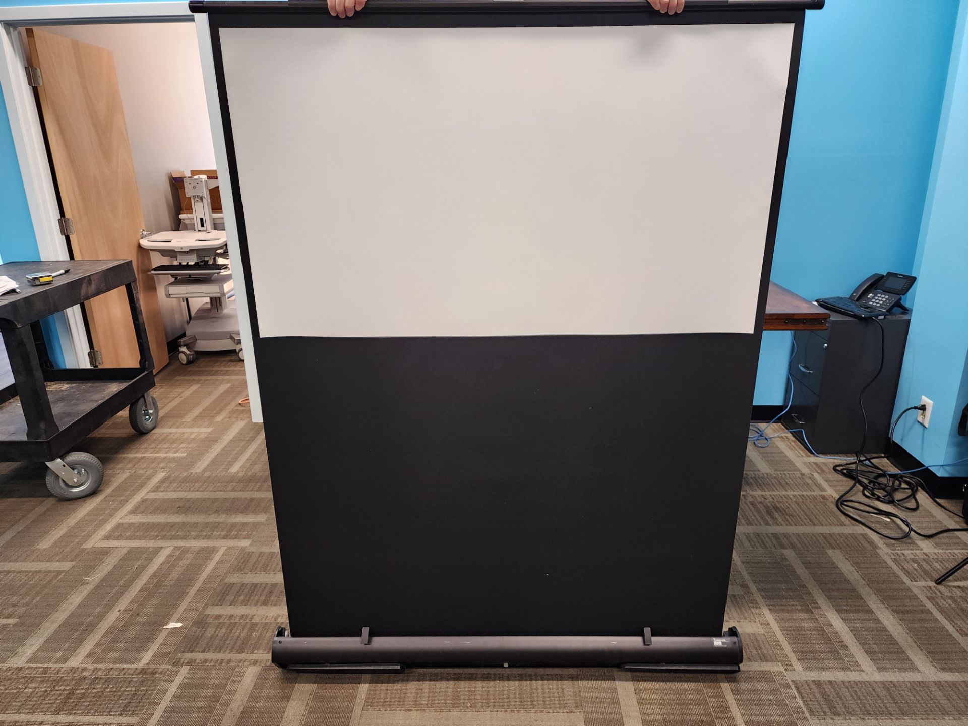 Draper Traveller Portable Projector Screen, Max Image 60" High x 80" Wide, Includes Upright - Image 2 of 5
