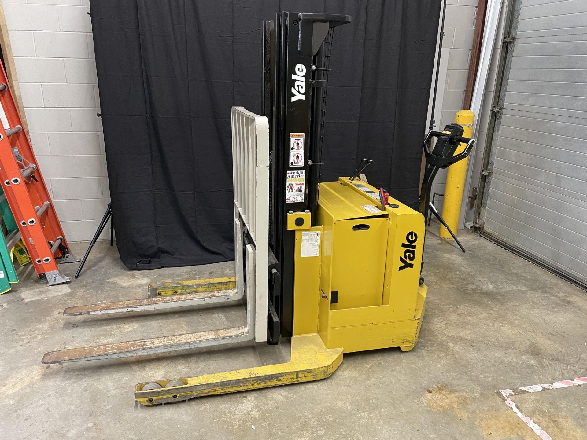 Yale Model MSW040LCN24TE072 Electric Pallet Jack, 24-Volt, 4,000-Lb Capacity, 6,835 Hours Showing,