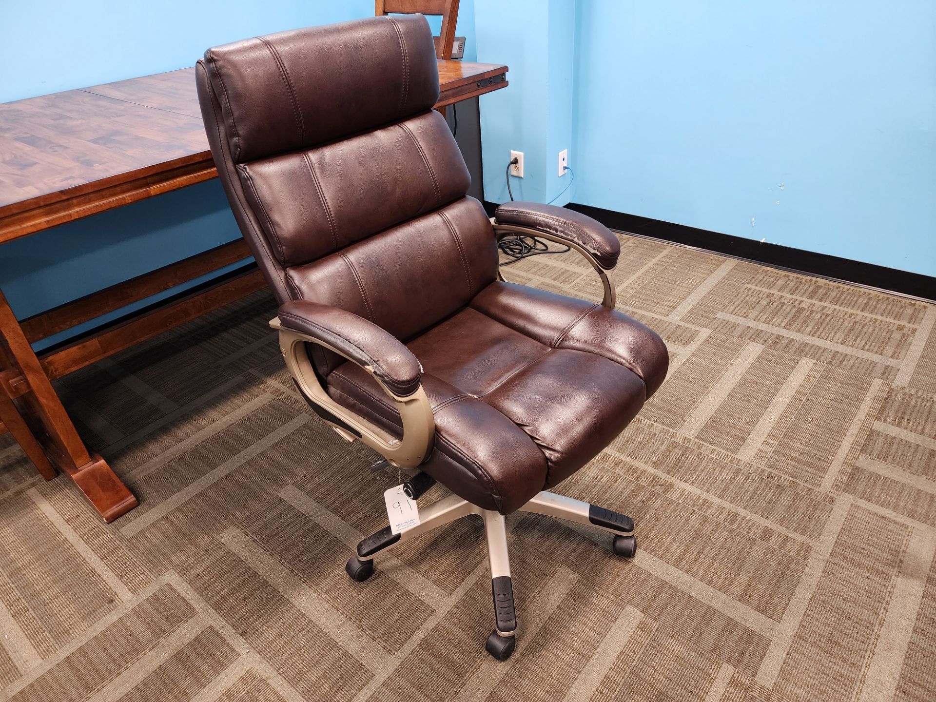 Brown Rolling Office Chair with Arms - Bild 2 aus 4