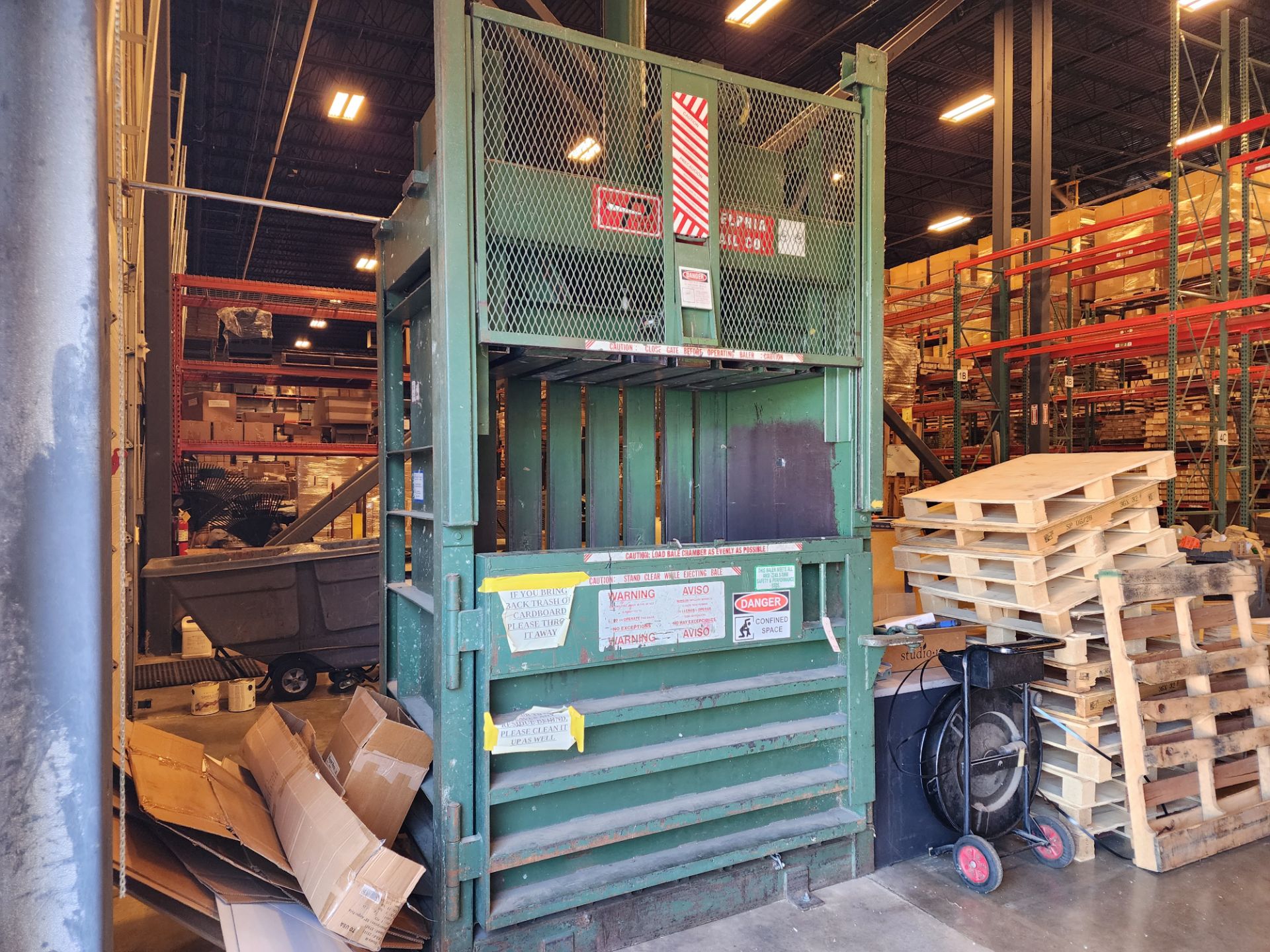 Philadelphia Tramrail Vertical Cardboard Baler, S/N 9656172 - Image 2 of 10