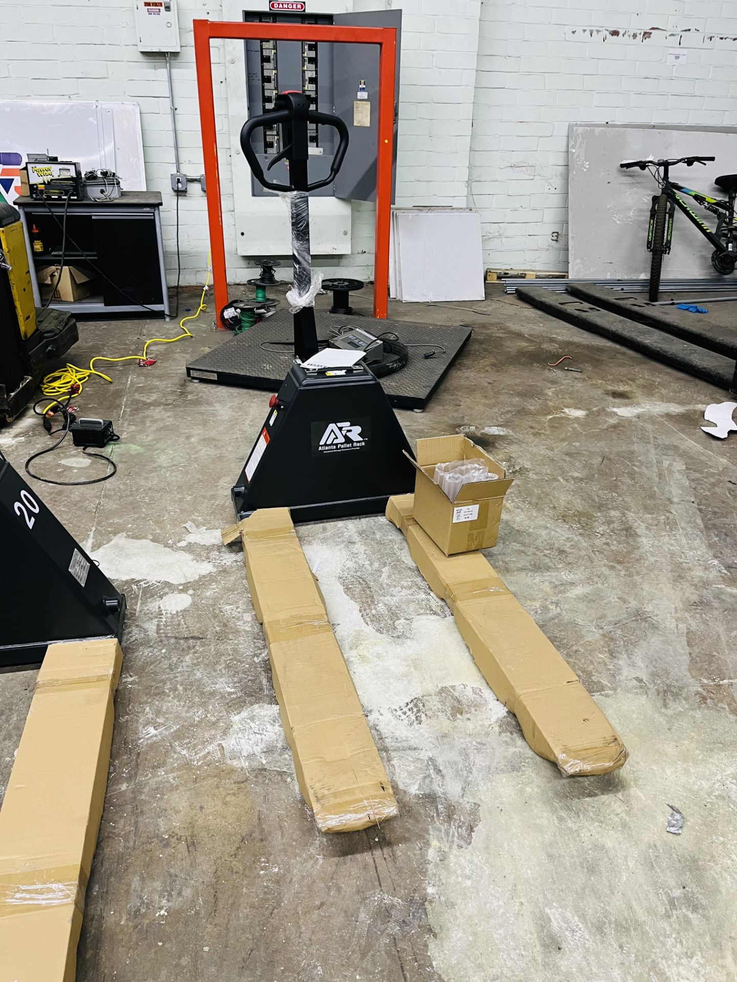 NEW ELECTRIC (HYBRID) PALLET JACK - Image 3 of 4