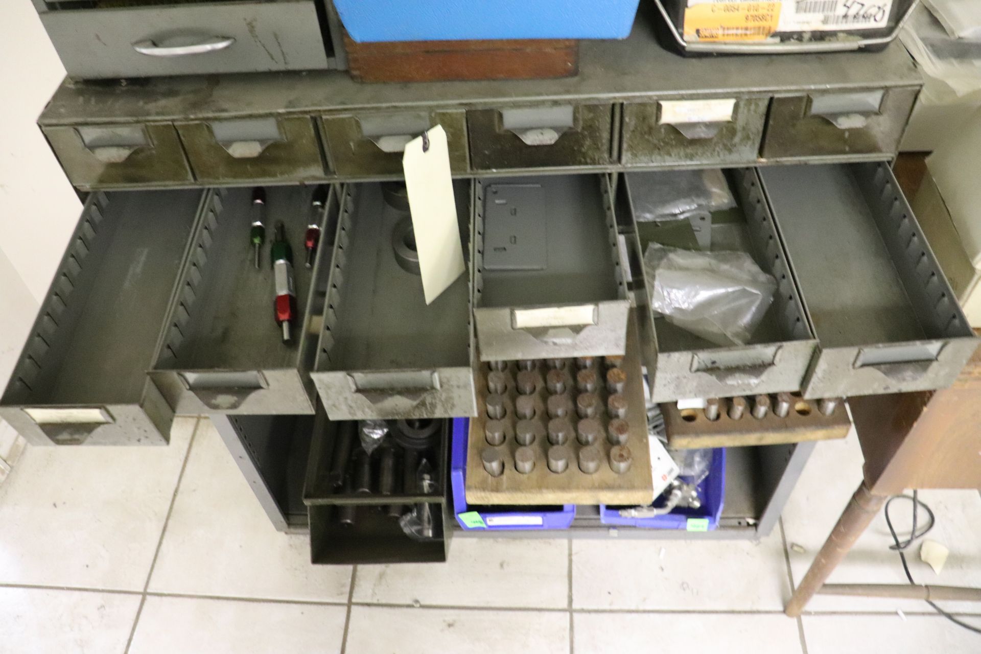 Metal parts bin, 18 drawers with contents, 34" x 17" x 10" - Image 4 of 5