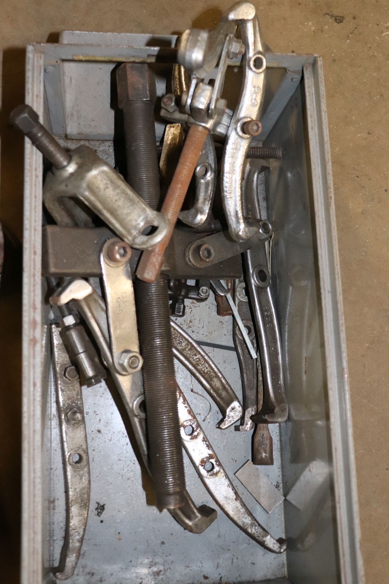 Shelf of gear pullers, miscellaneous sizes, everything pictured - Image 2 of 15