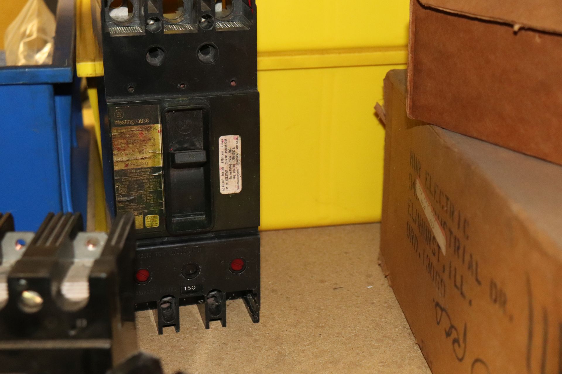 Shelf of miscellaneous circuit breakers, everything pictured - Image 3 of 5