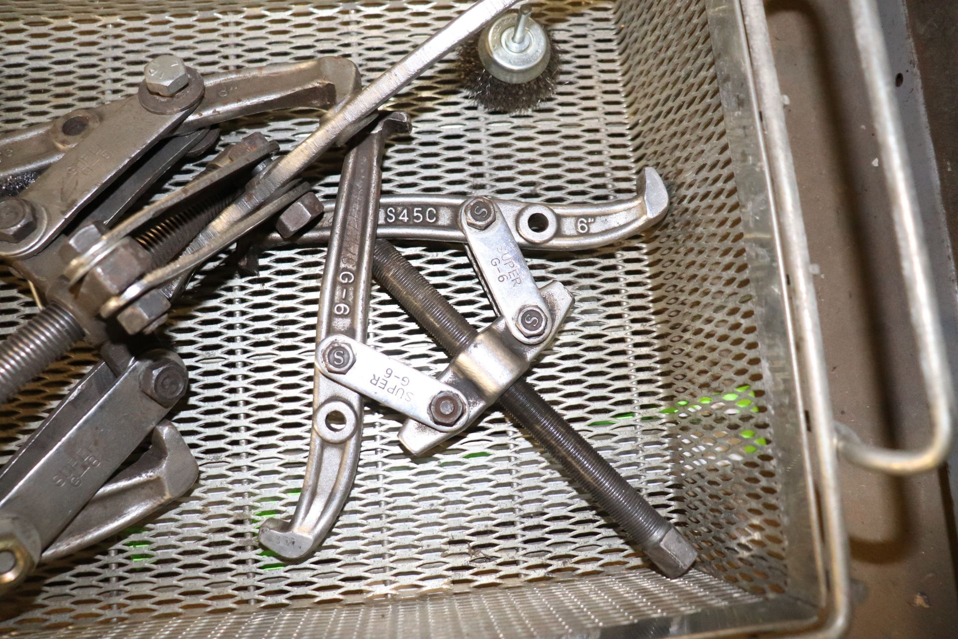 Shelf of gear pullers, miscellaneous sizes, everything pictured - Image 11 of 15