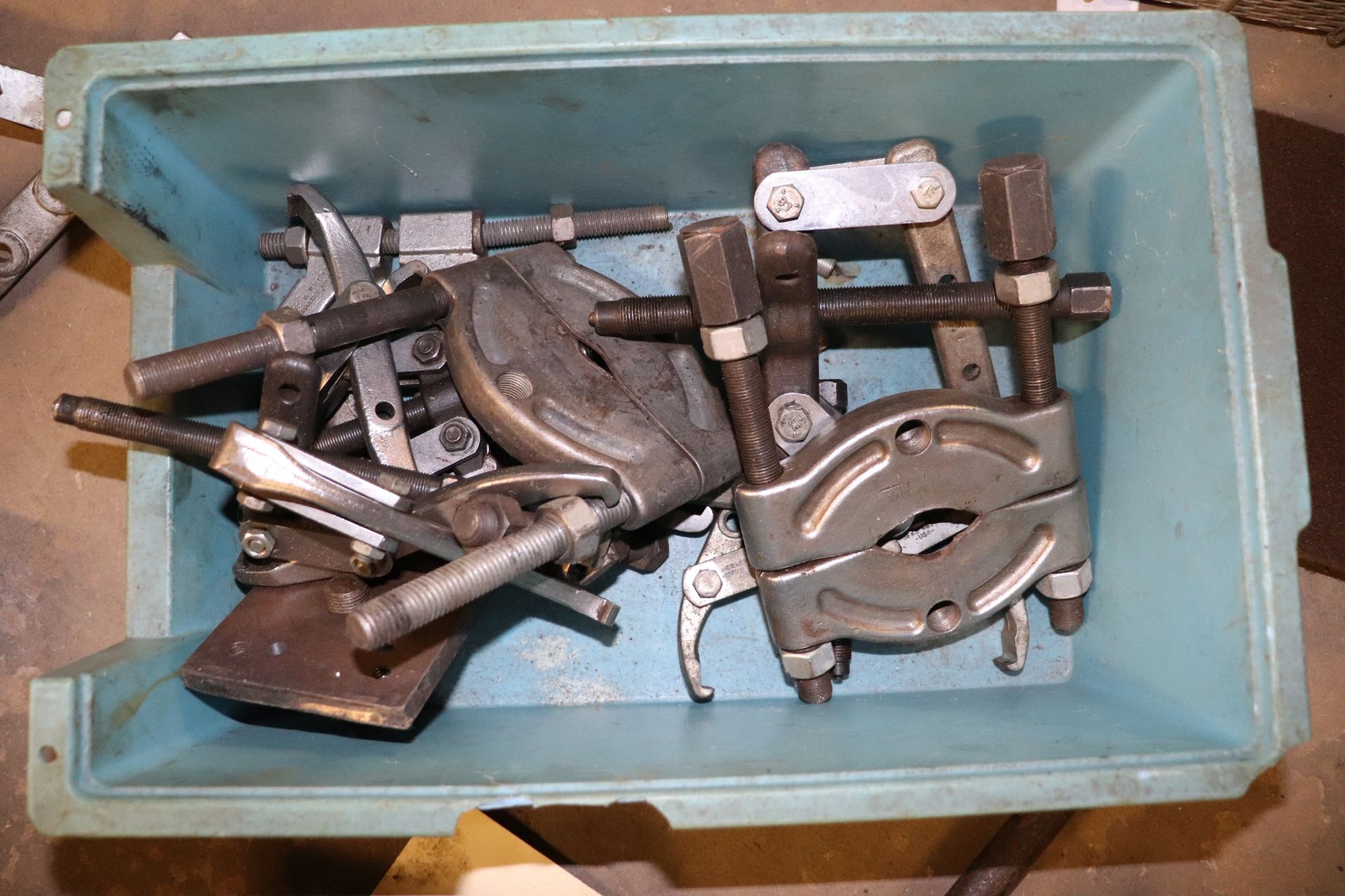 Shelf of gear pullers, miscellaneous sizes, everything pictured - Image 12 of 15