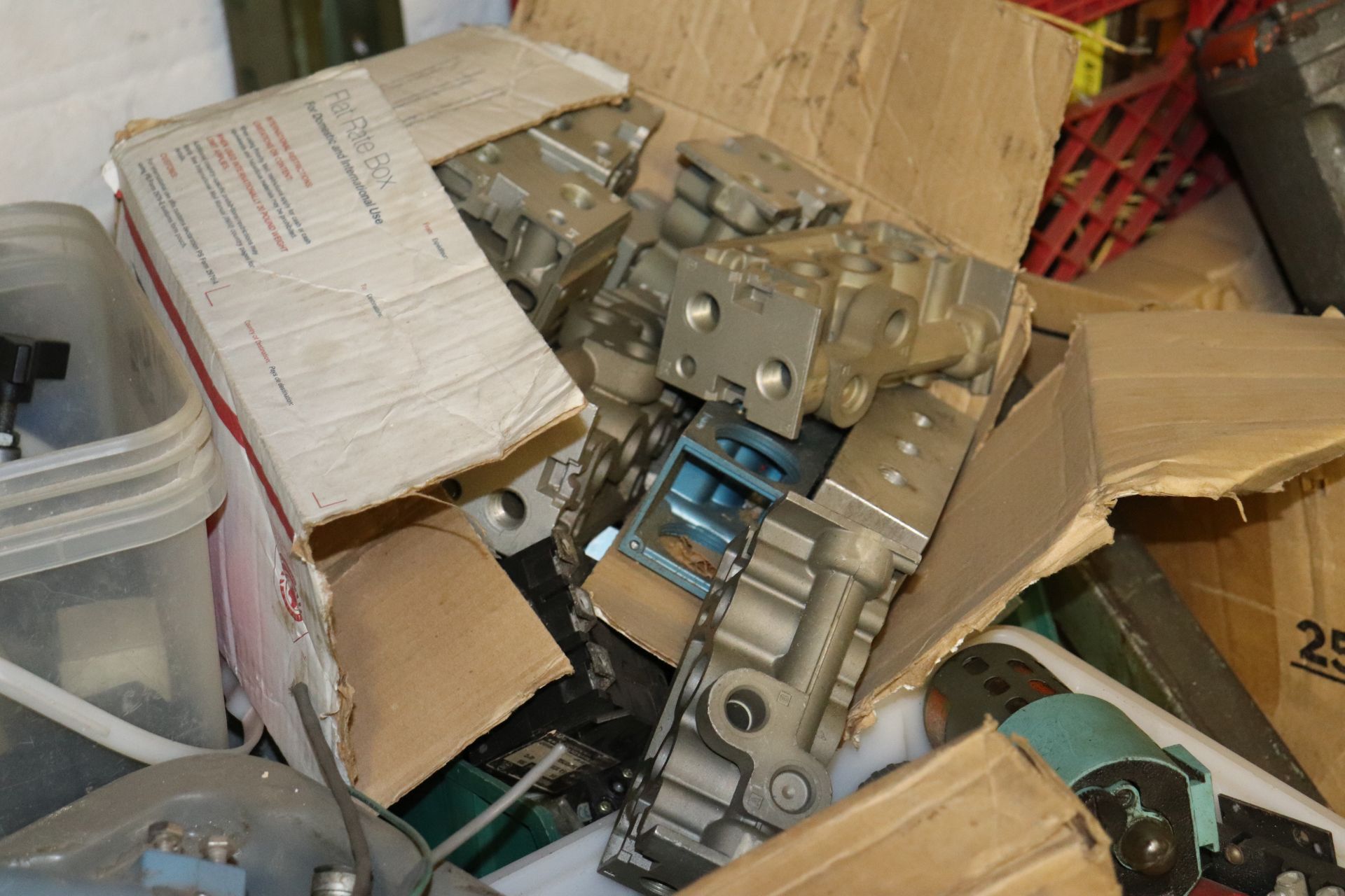 Pallet of miscellaneous pneumatic components - Image 3 of 4