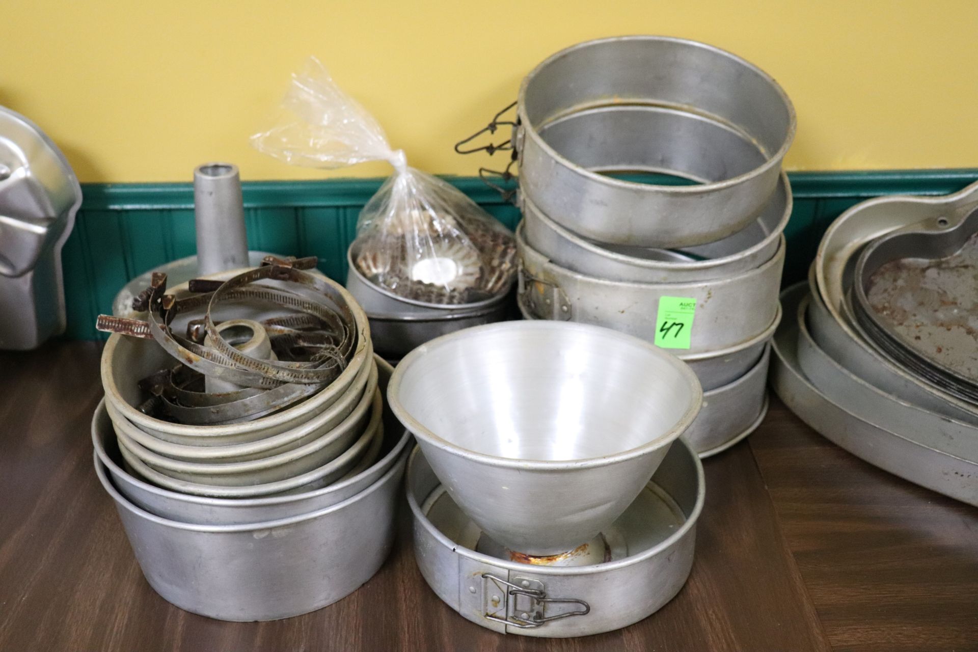 Lot cake pans