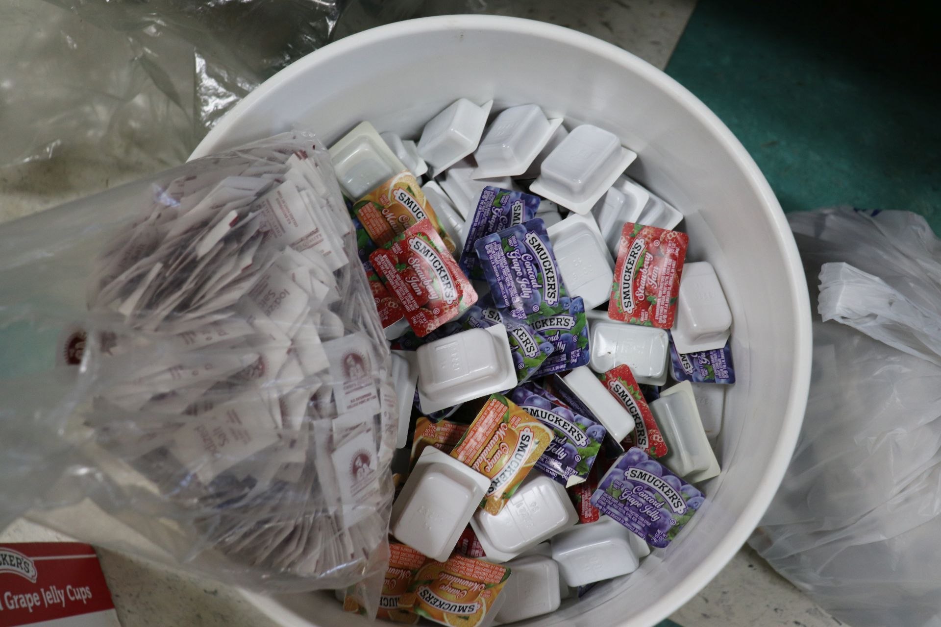 Lot of jelly packets and salt packets - Image 3 of 4