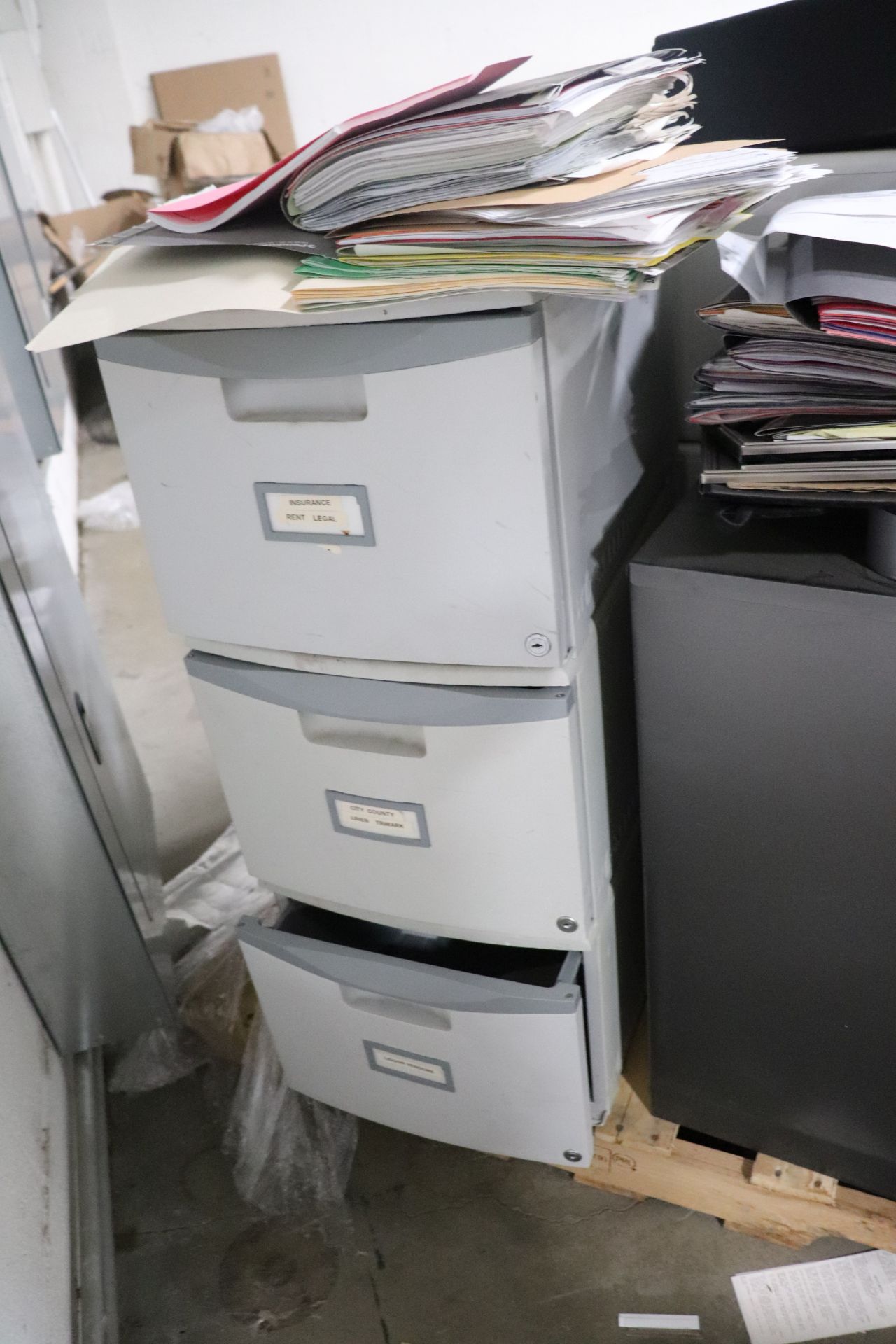 Five filing cabinets - Image 2 of 4