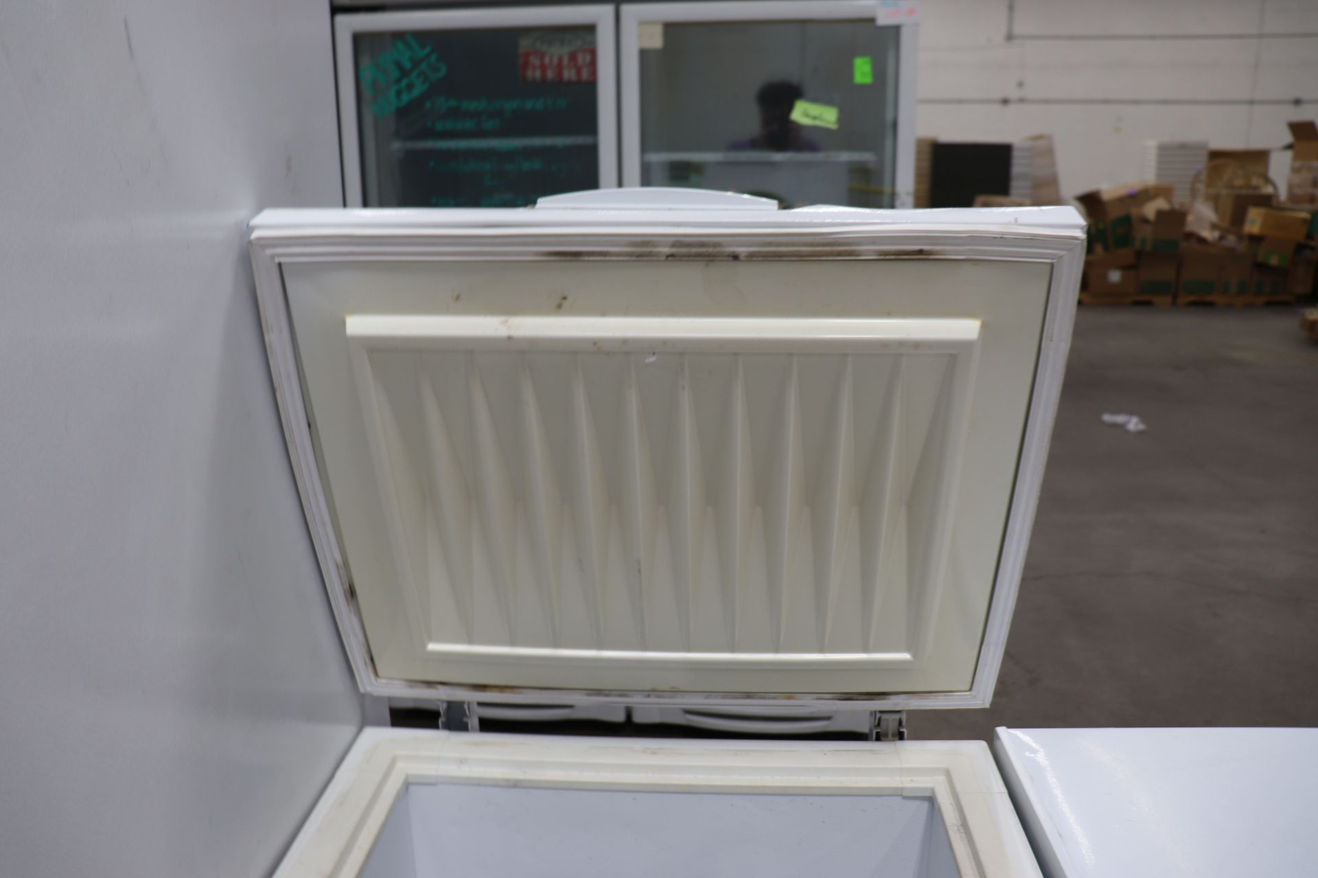 Frigidaire Chest Freezer, unknown model, Height 34", Width 27", Depth 22" - Image 4 of 7