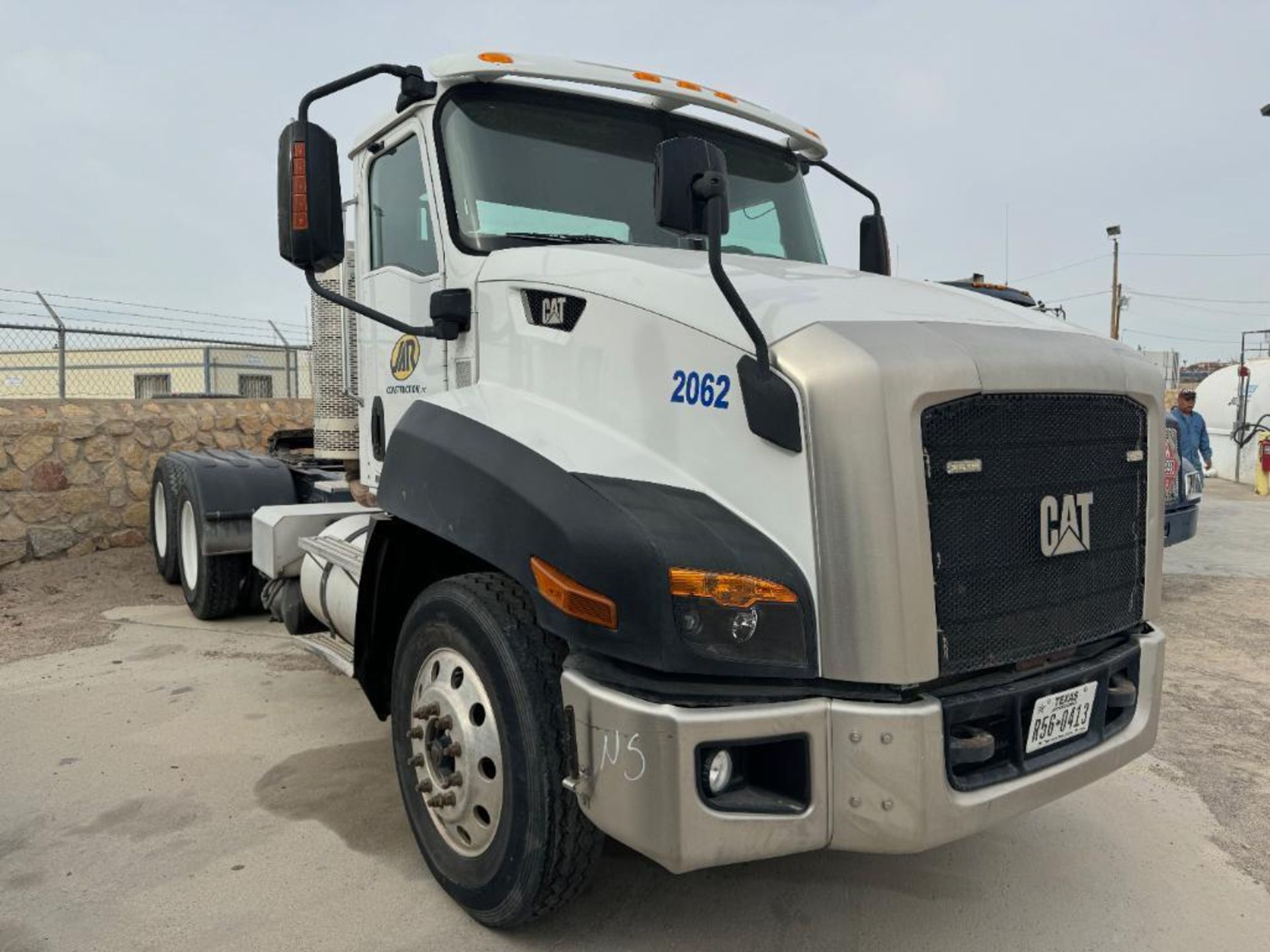 2015 CAT CT660S 6X4 T/A Day Cab Truck Tractor - Image 4 of 27