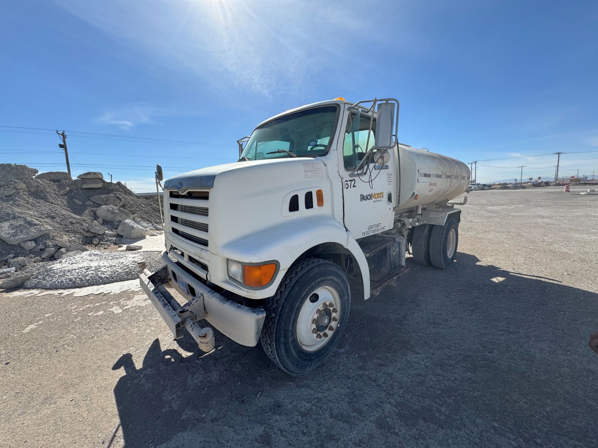 1997 Ford L8501 4x2 2000-Gallon Water Truck