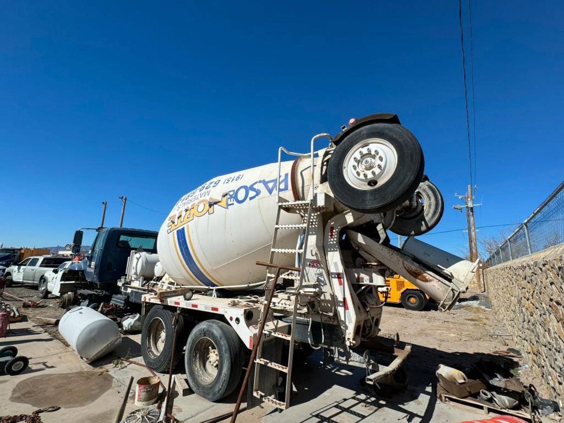 2005 International Concrete Mixer Truck - Image 2 of 10