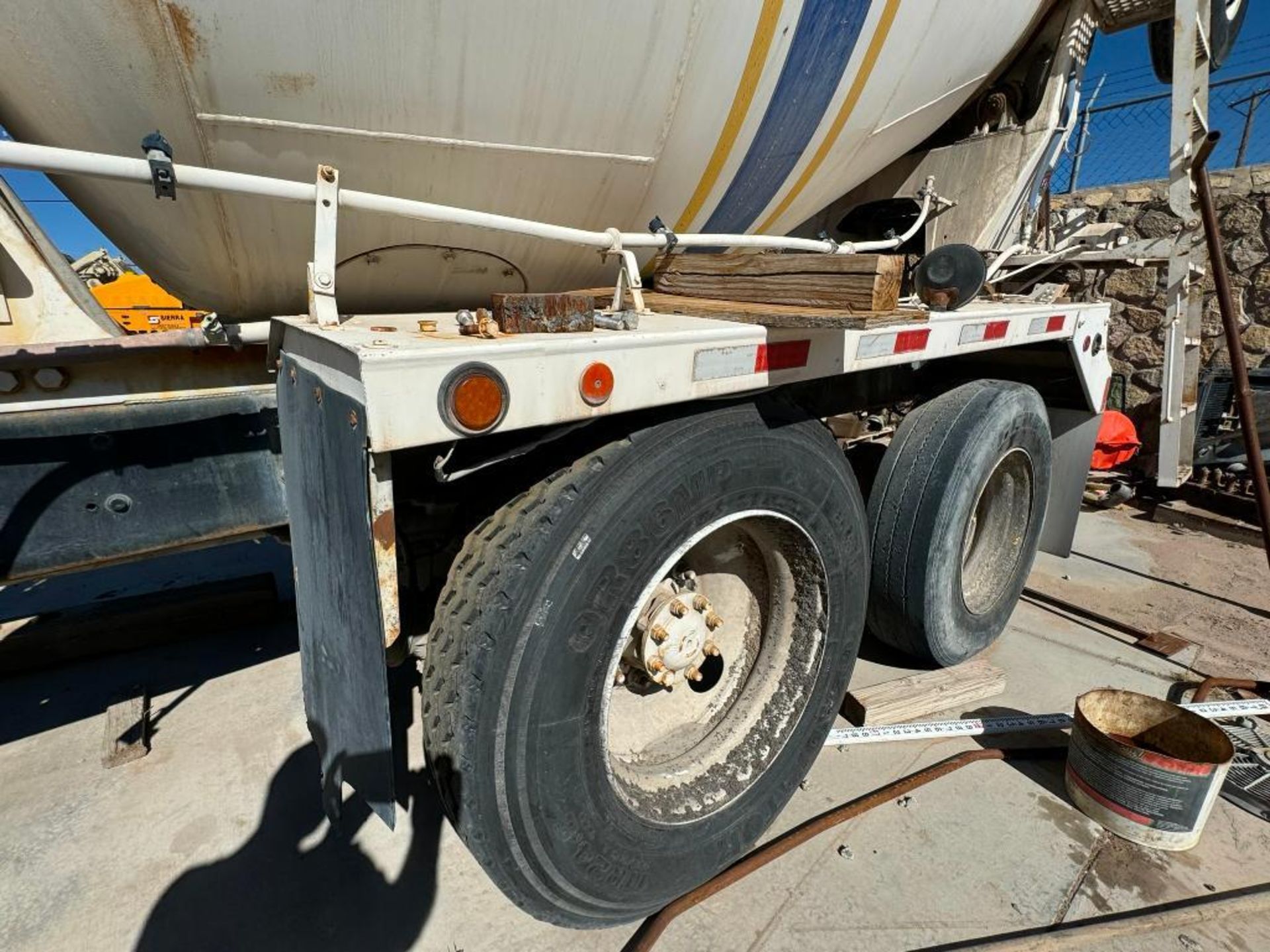 2005 International Concrete Mixer Truck - Image 6 of 10