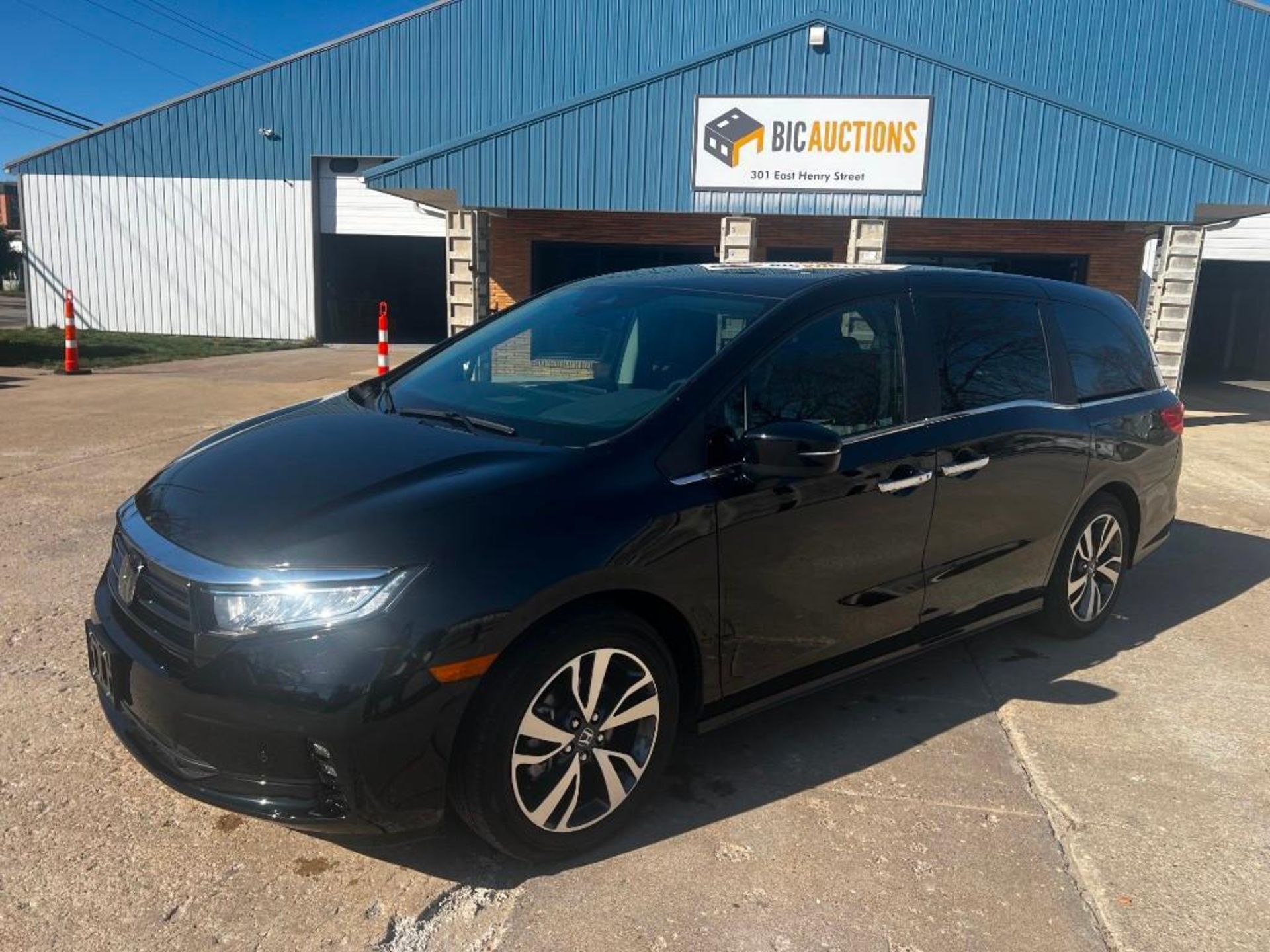 2023 Honda Odyssey Touring - Image 2 of 26