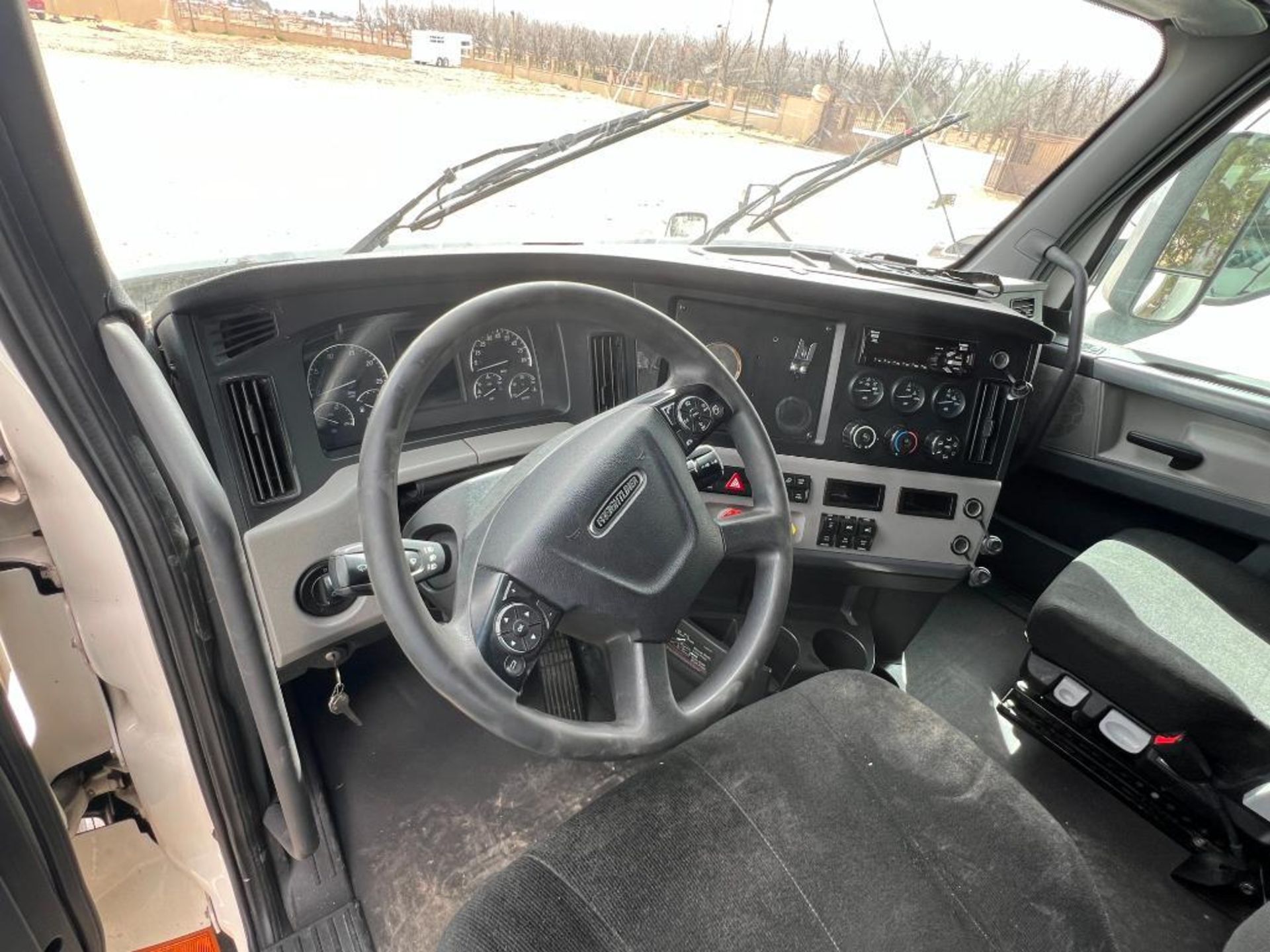 2018 Freightliner Cascadia Tandem Axle Tractor, VIN: 3AKJHHDR8JSJZ1782 - Image 12 of 23