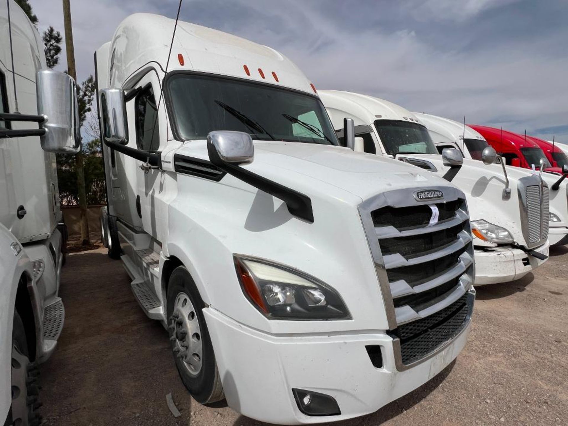 2018 Freightliner Cascadia Tandem Axle Tractor, VIN: 3AKJHHDR8JSJZ1782