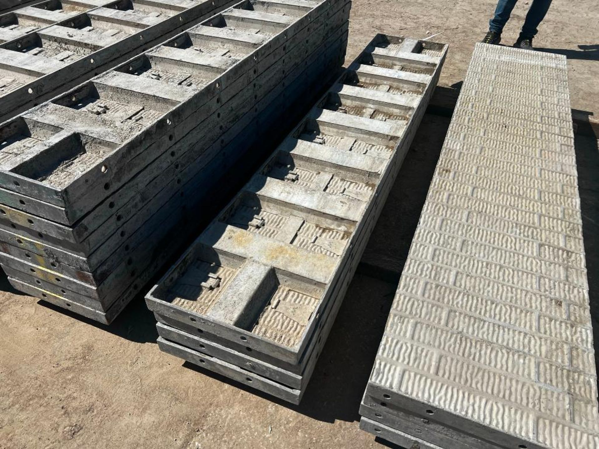 (4) 18" x 8' Western Vertibrick Aluminum Concrete Forms - Bild 2 aus 4