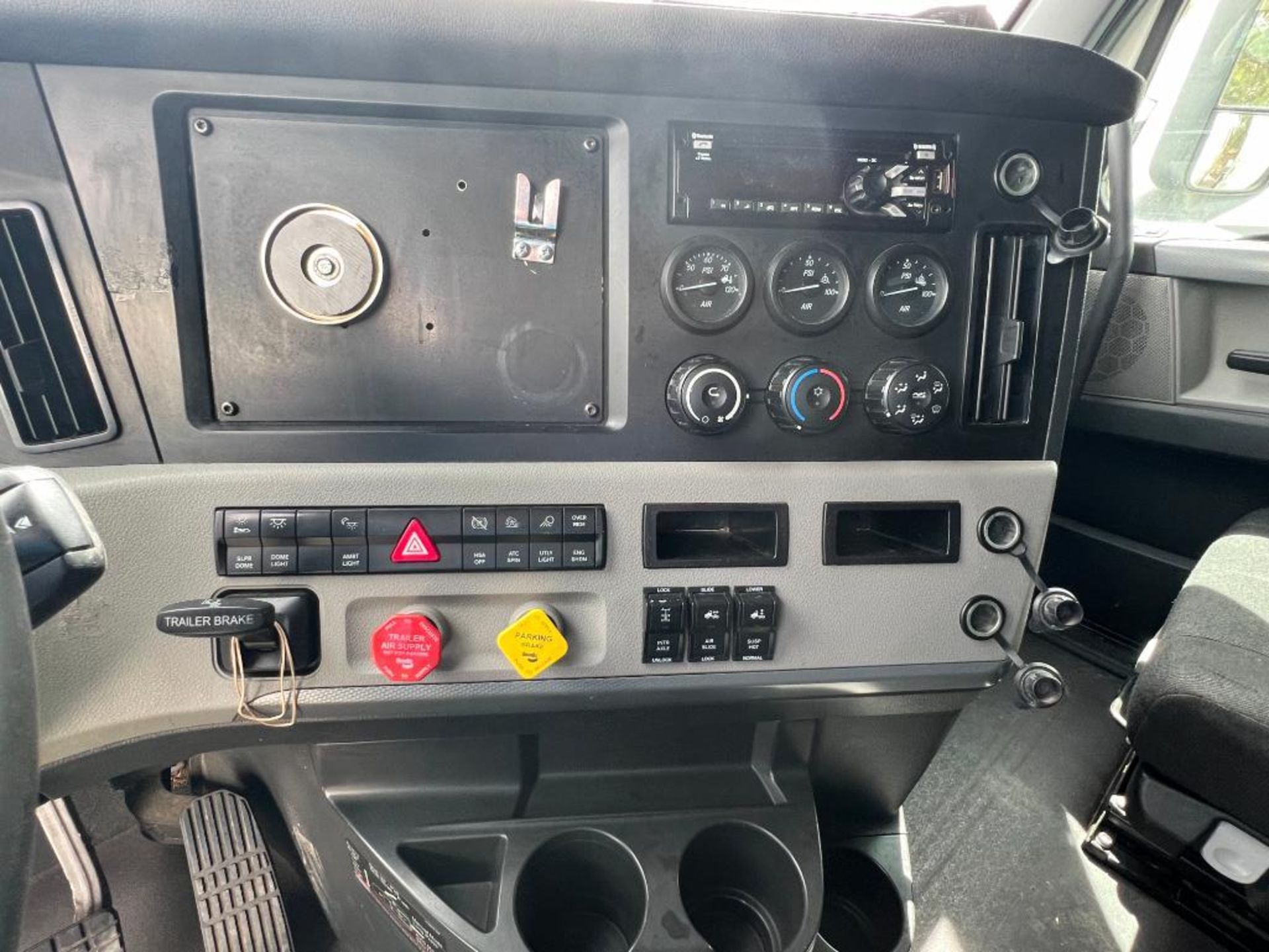 2018 Freightliner Cascadia Tandem Axle Tractor, VIN: 3AKJHHDR8JSJZ1782 - Image 14 of 23