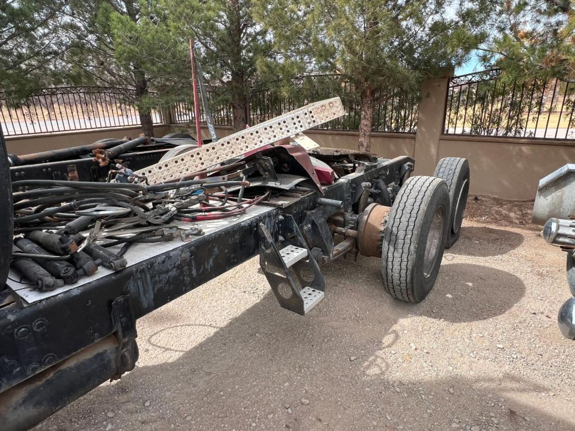 1999 Freightliner Tandem Axle Tractor, VIN: 1FUYDSEB5XP915837 - Image 3 of 9