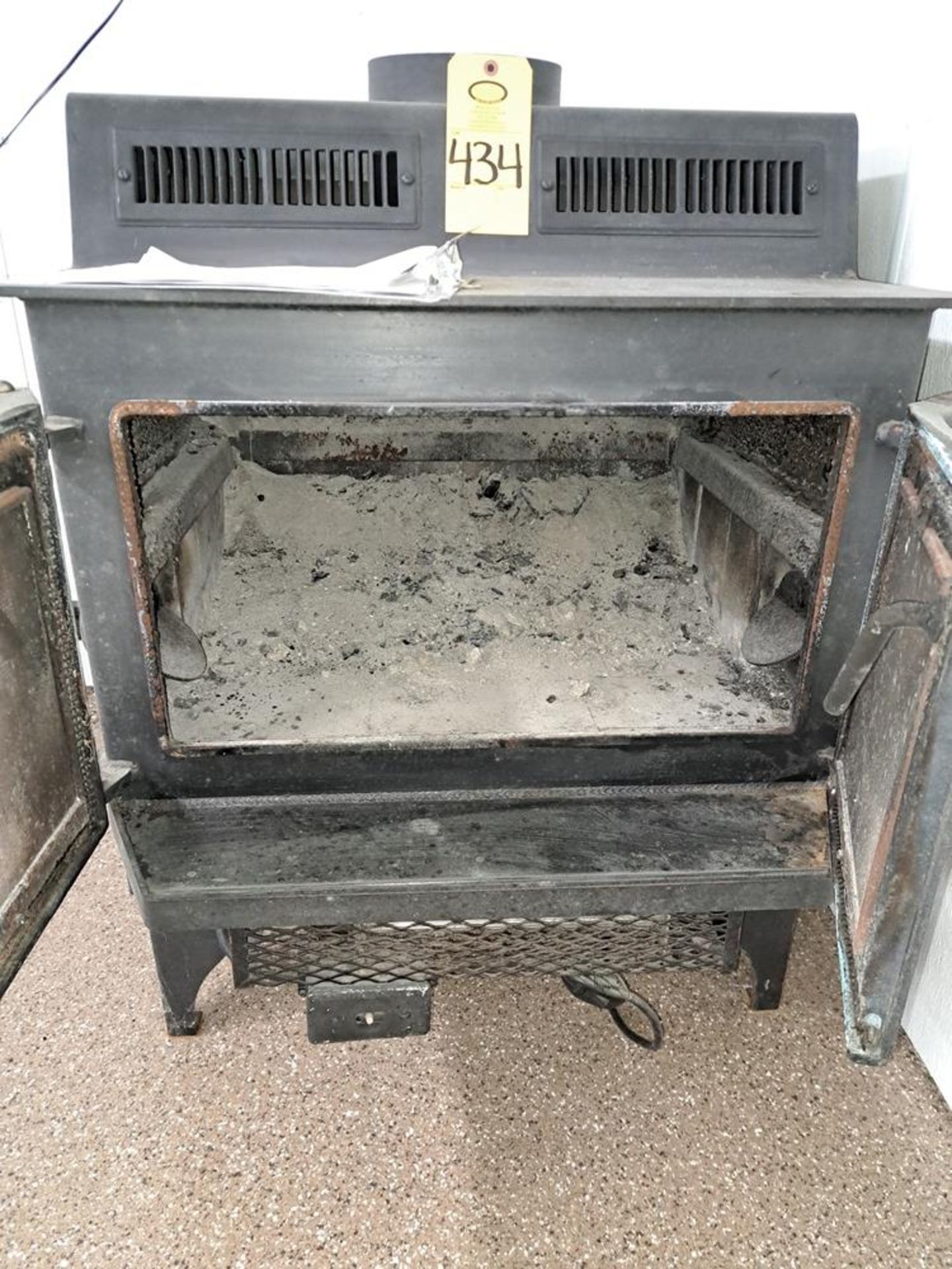 Wood Burning Stove, 30" wide X 32" deep X 36" tall (Required Loading Fee: $50.00) NO HAND CARRY ( - Bild 3 aus 4
