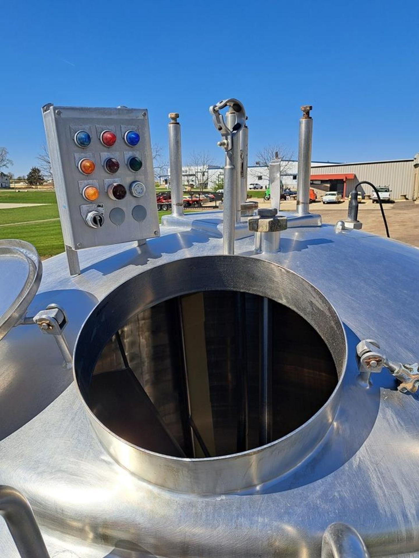 Stainless Steel Jacketed Mix Tank, 6' diameter X 6' deep with mixer (no motor), 16" manhole, - Image 3 of 5