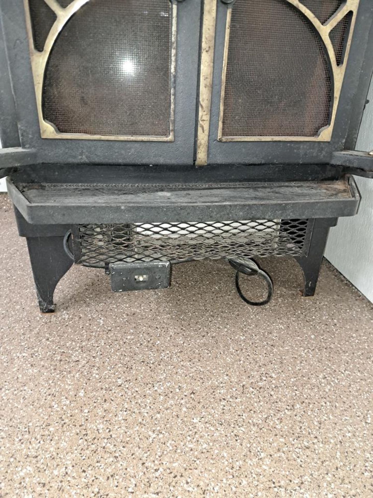 Wood Burning Stove, 30" wide X 32" deep X 36" tall (Required Loading Fee: $50.00) NO HAND CARRY ( - Image 2 of 4