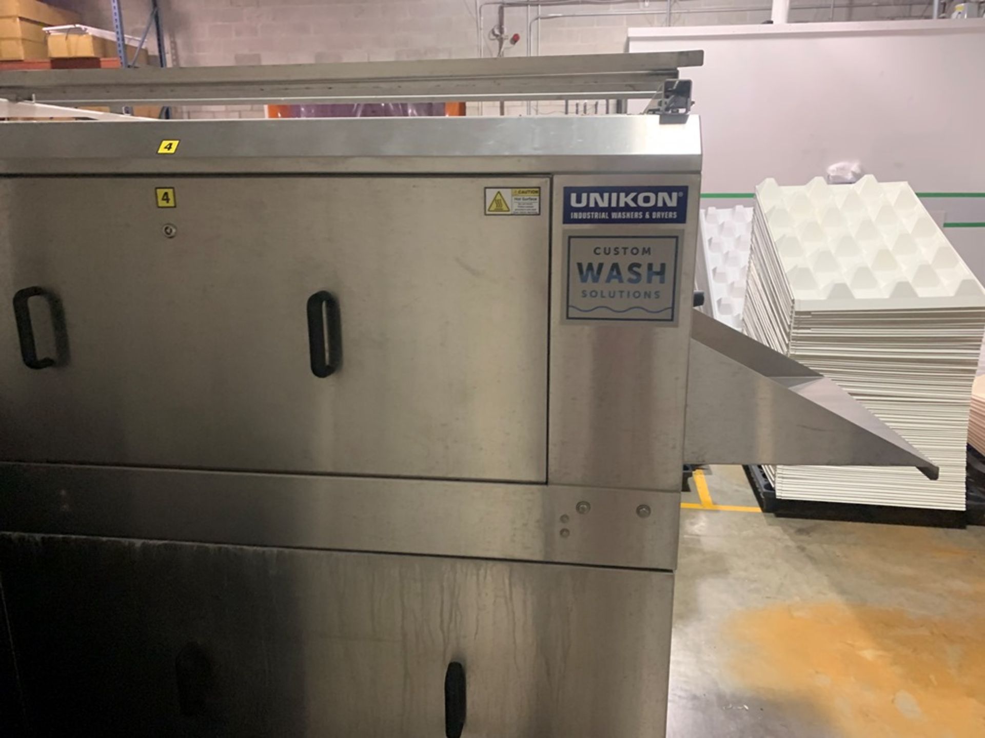 Unikan Tub/Tote Washer, 29" wide X 16" tall opening, self contained pumps, auto feeding system - Image 14 of 15