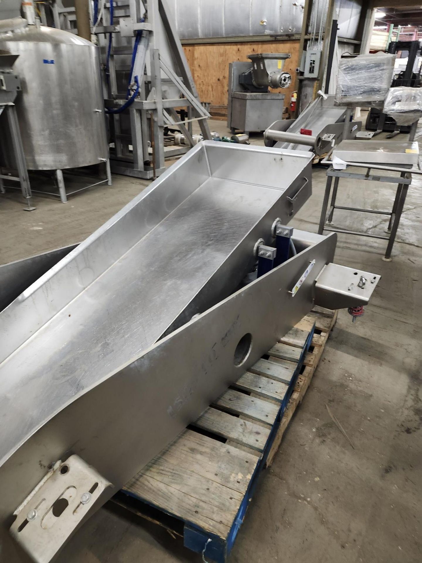 Key Vibratory Conveyor, 2' wide X 4' long (Located in Sandwich, IL) - Image 4 of 7