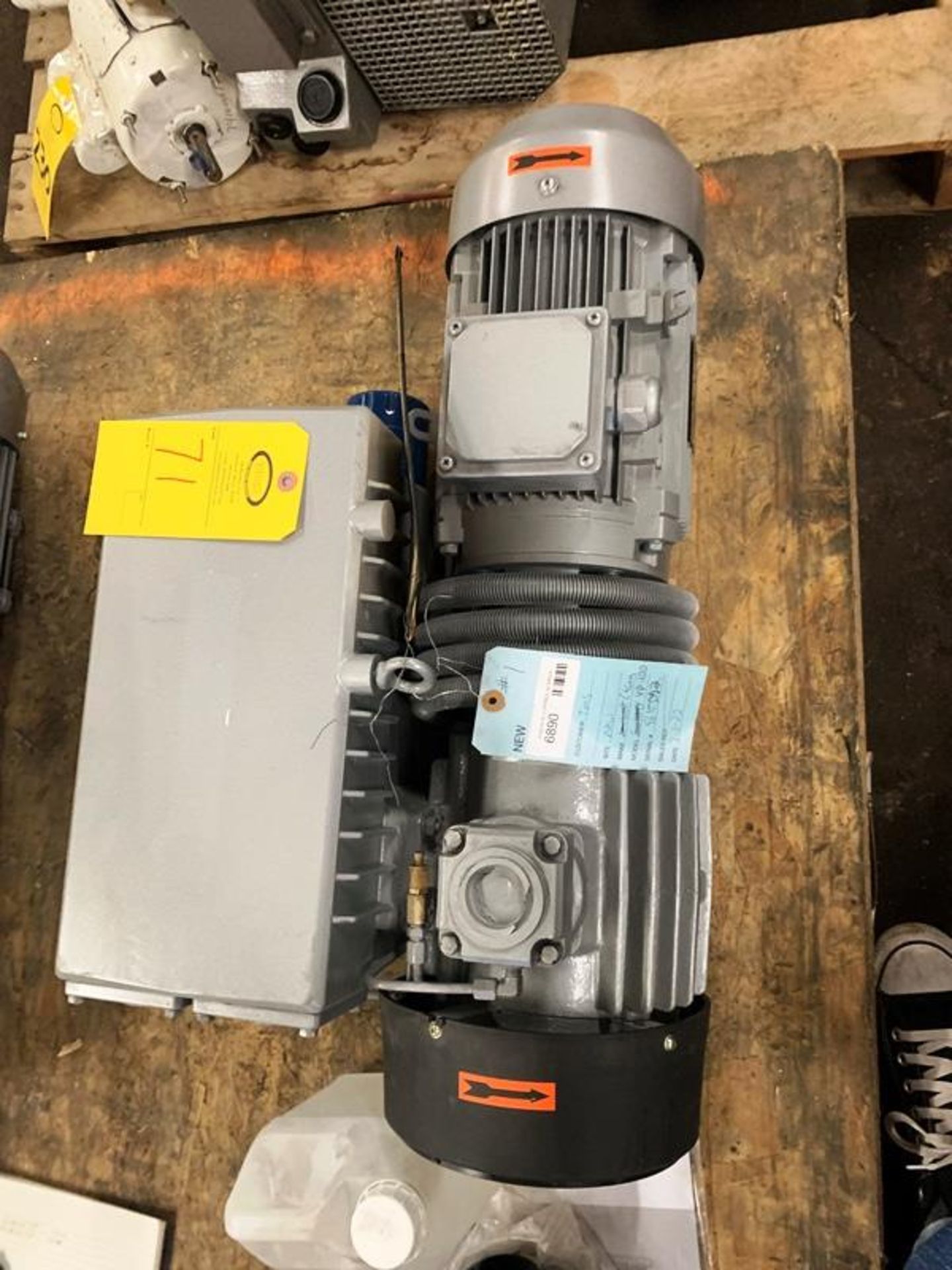 New SV Series Rotary Vane Vacuum Pump, Ser. #5610092, 3 phase, 230/460 volts, new air filter (1) - Image 4 of 6