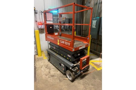 Sky Jack Mdl. SJ1113219, 140 hrs. (Loading Fee: $25.00 Price is for removal and loading on customers - Image 1 of 11