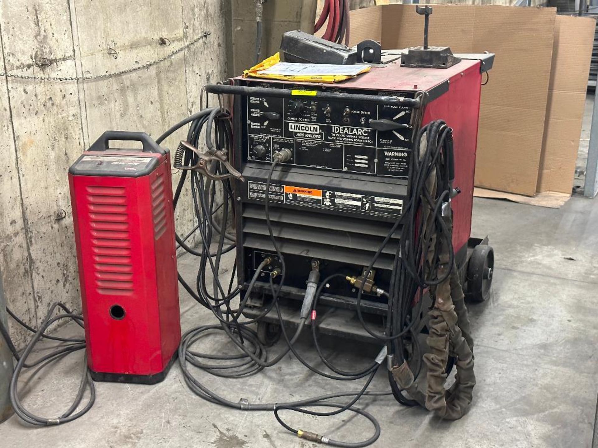 LINCOLN IDEALARC VARIABLE VOLTAGE ARC WELDER WITH LEADS AND ADDITIONAL FUEL TANK
