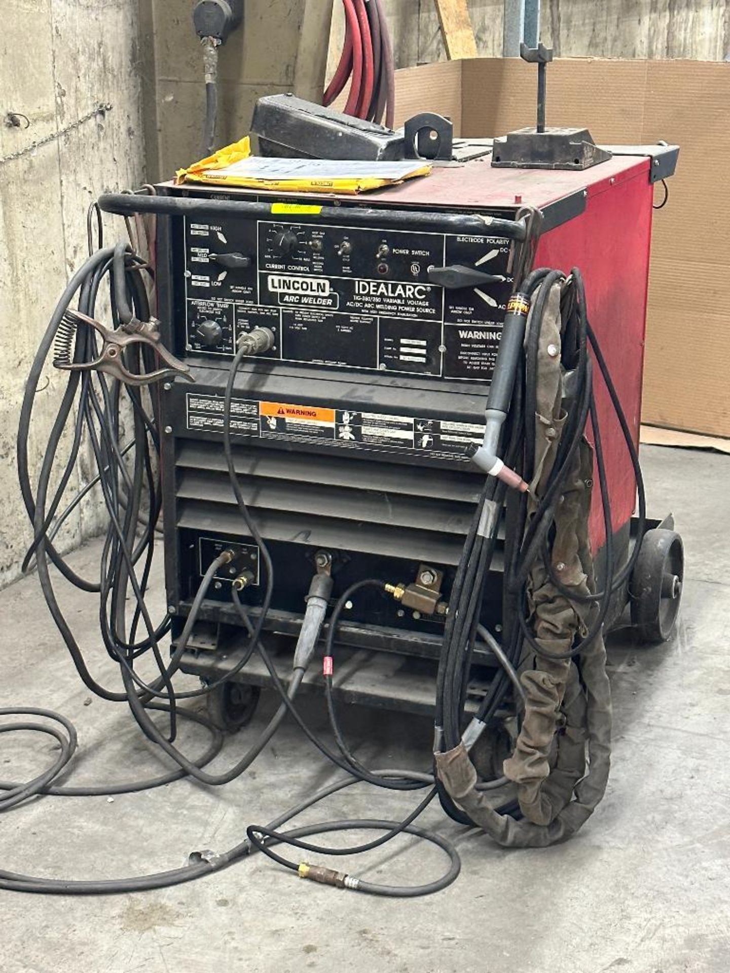 LINCOLN IDEALARC VARIABLE VOLTAGE ARC WELDER WITH LEADS AND ADDITIONAL FUEL TANK - Image 2 of 10