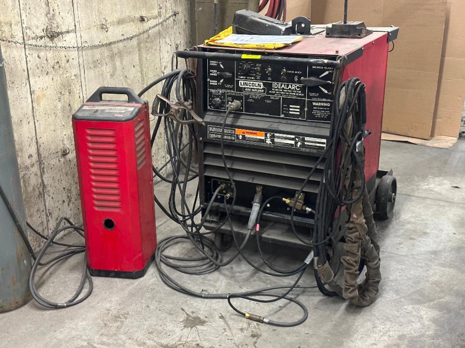 LINCOLN IDEALARC VARIABLE VOLTAGE ARC WELDER WITH LEADS AND ADDITIONAL FUEL TANK - Image 9 of 10