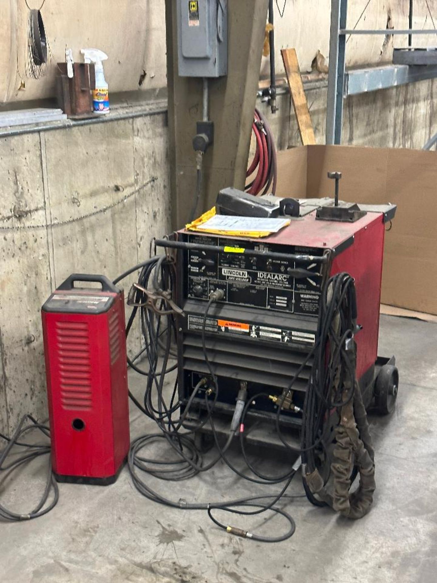 LINCOLN IDEALARC VARIABLE VOLTAGE ARC WELDER WITH LEADS AND ADDITIONAL FUEL TANK - Image 10 of 10