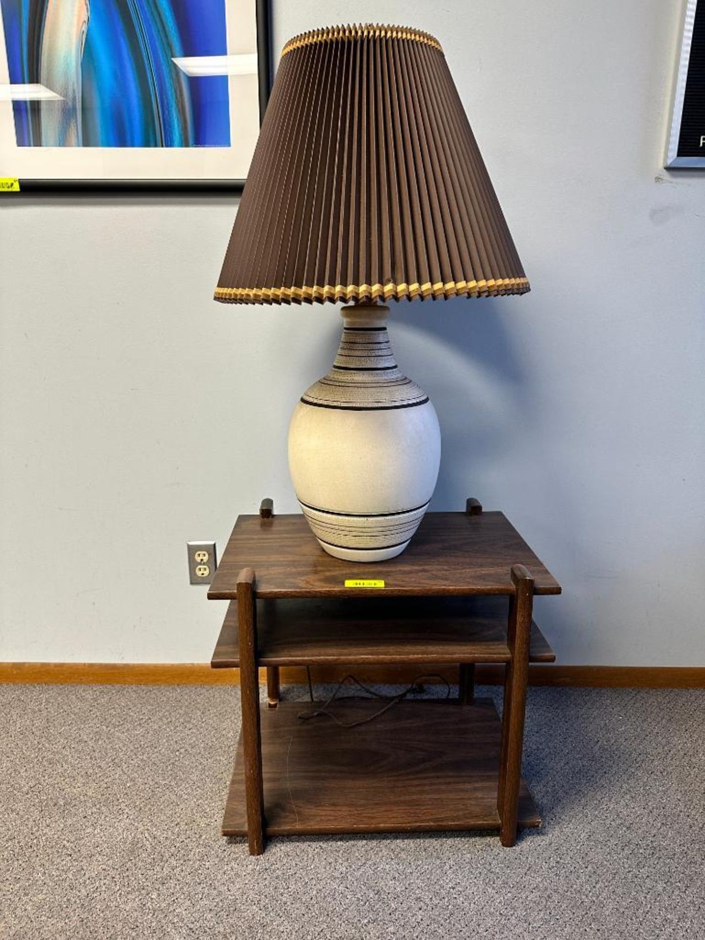 END TABLE W/ LAMP - Image 3 of 8
