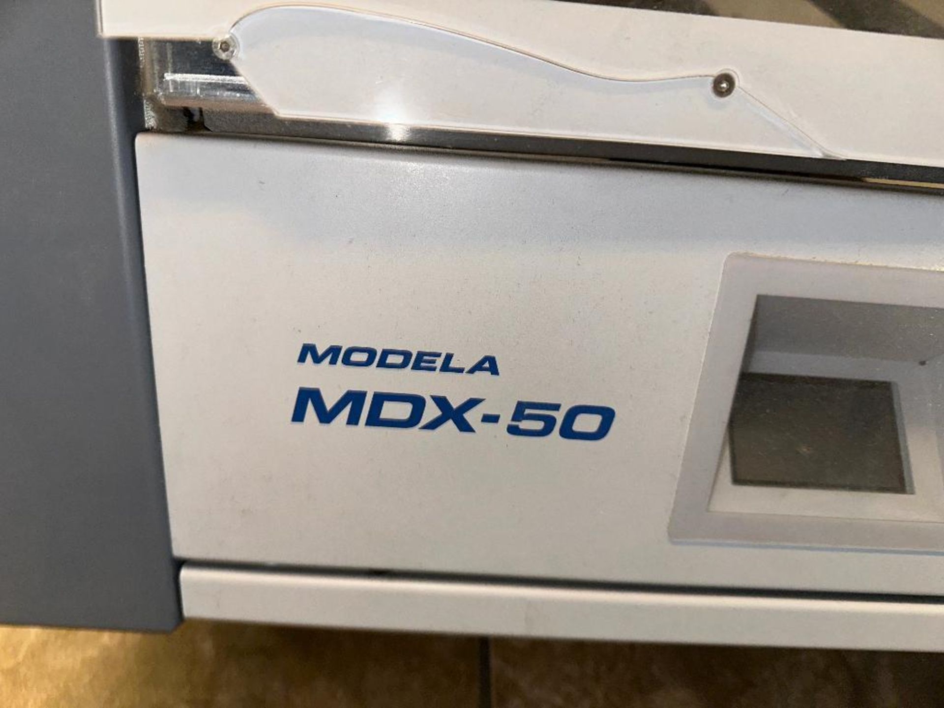 DESCRIPTION ROLAND MODELA MDX-50 DESK TOP MILLING MACHINE BRAND / MODEL: MODELA MDX-50 ADDITIONAL IN - Image 3 of 4