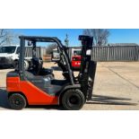 DESCRIPTION 2017 TOYOTA 5000 LB. CAPACITY LP FORK LIFT. 3 STAGE MAST, SIDE SHIFT AND TILT. BRAND / M