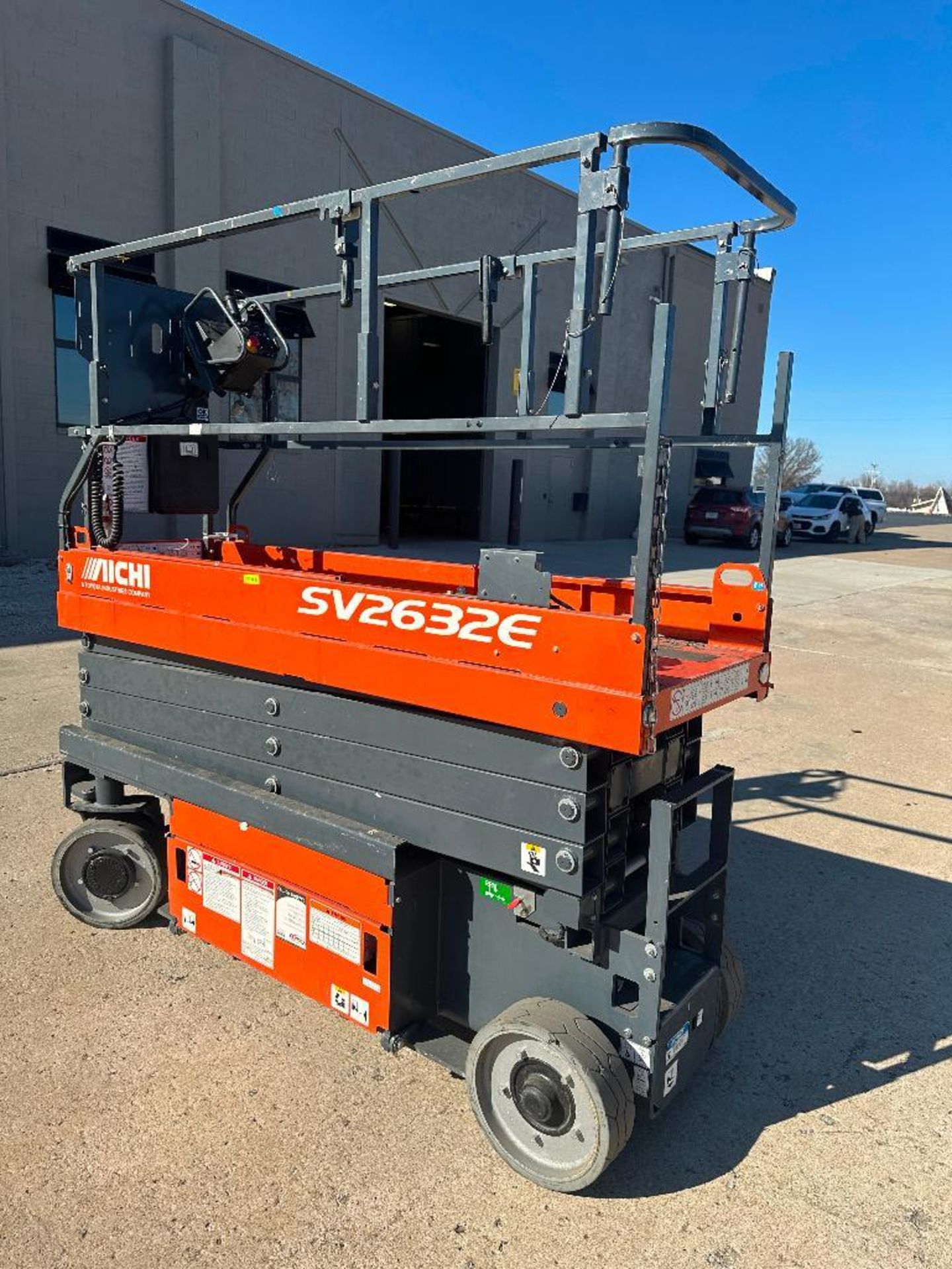 DESCRIPTION 2019 AICHI SV2632E SCISSOR LIFT W/ CONTROLLER. 26' HEIGHT REACH BRAND / MODEL: AICHI SV2 - Image 2 of 8