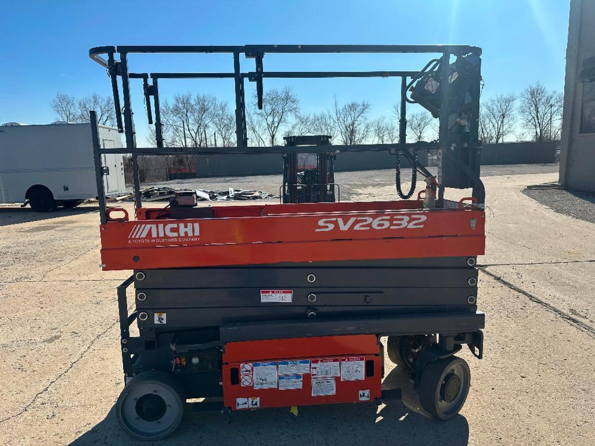 DESCRIPTION 2019 AICHI SV2632E SCISSOR LIFT W/ CONTROLLER. 26' HEIGHT REACH BRAND / MODEL: AICHI SV2 - Image 5 of 8