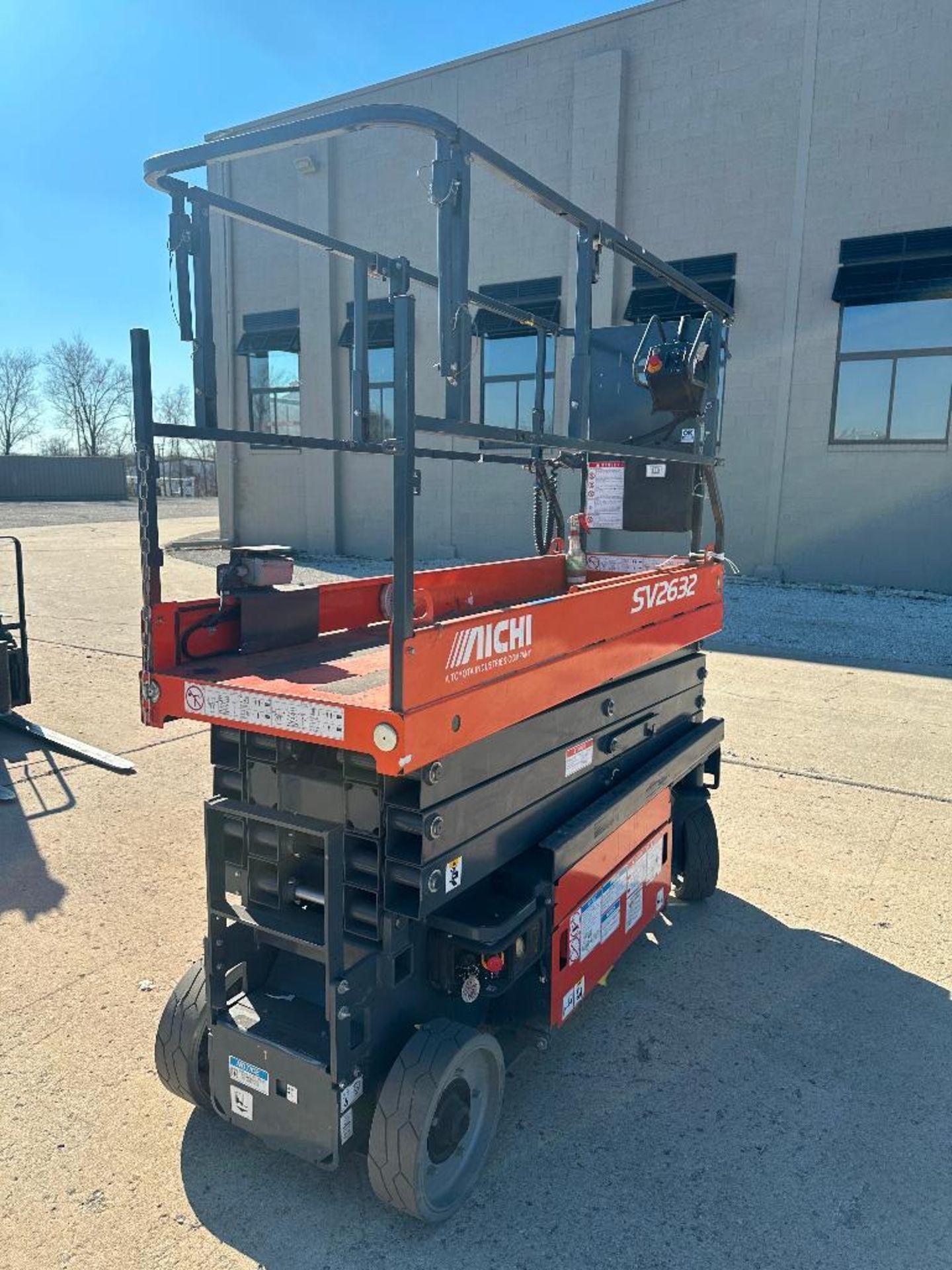 DESCRIPTION 2019 AICHI SV2632E SCISSOR LIFT W/ CONTROLLER. 26' HEIGHT REACH BRAND / MODEL: AICHI SV2 - Image 4 of 8